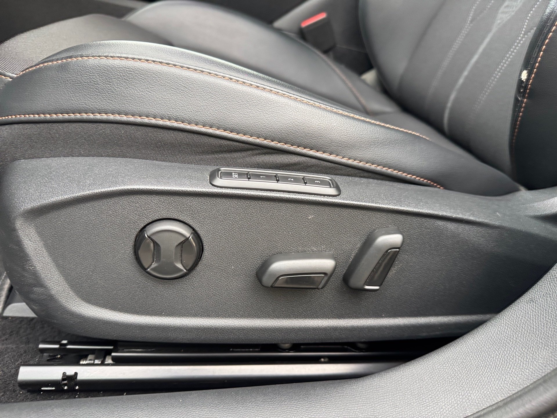 Cupra Leon eTSI+ALU 18+RÜCKFAHRKAMERA+LED+ACC+NAVI+SPRACHSTEUERUNG+PARKLENKASSISTEN