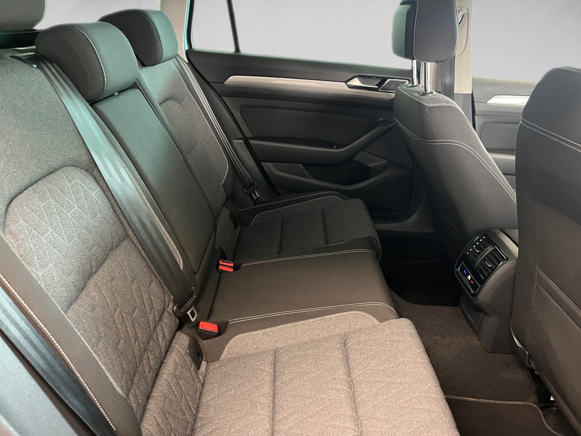Passat Variant BUSINESS TDI DSG+ALU 16+TRAVEL ASSIST+NAVI+LED+RÜCKFAHRKAMERA+APP CONNEC