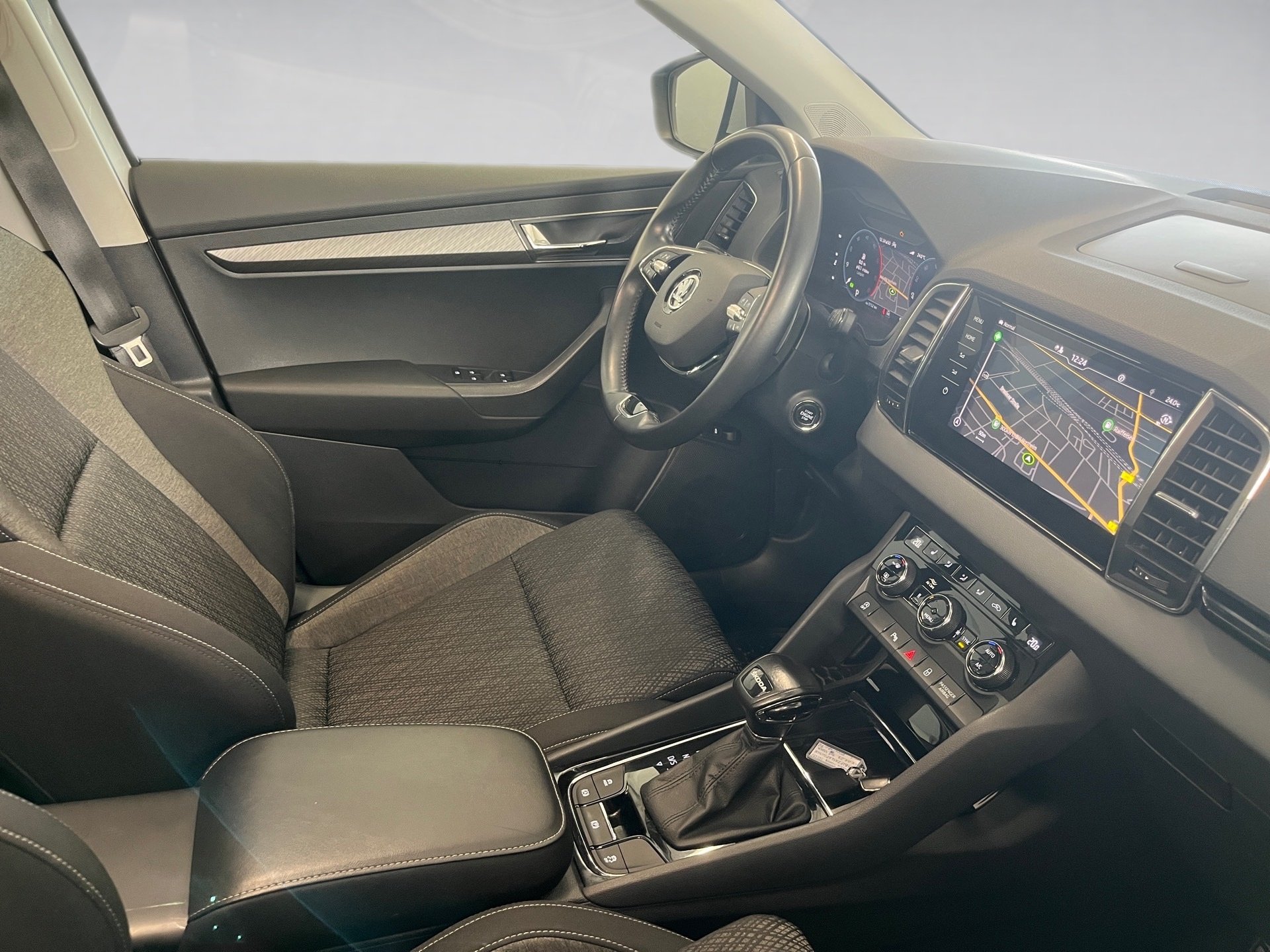 Karoq STYLE TDI DSG+AHK+ALU 18+RÜCKFAHRKAMERA+NAVI+STANDHEIZUNG+SMART LINK