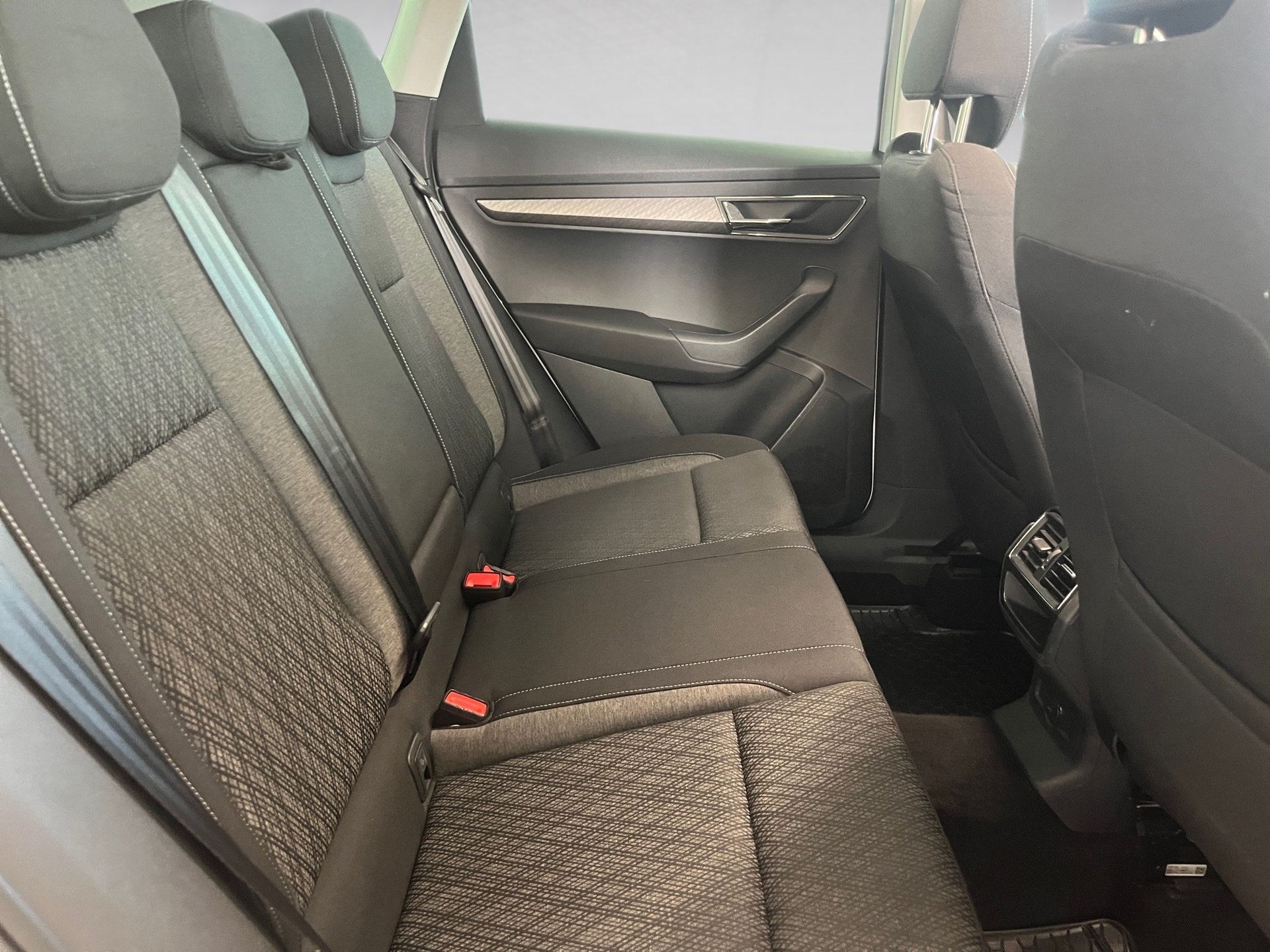 Karoq STYLE TDI DSG+AHK+ALU 18+RÜCKFAHRKAMERA+NAVI+STANDHEIZUNG+SMART LINK