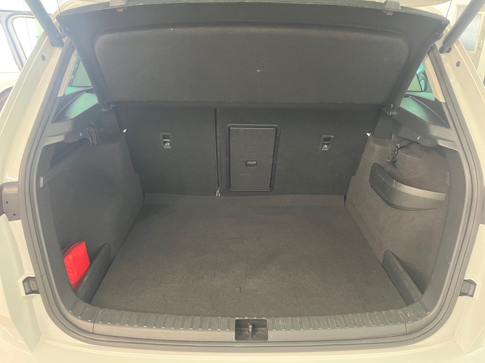 Karoq STYLE TDI DSG+AHK+ALU 18+RÜCKFAHRKAMERA+NAVI+STANDHEIZUNG+SMART LINK