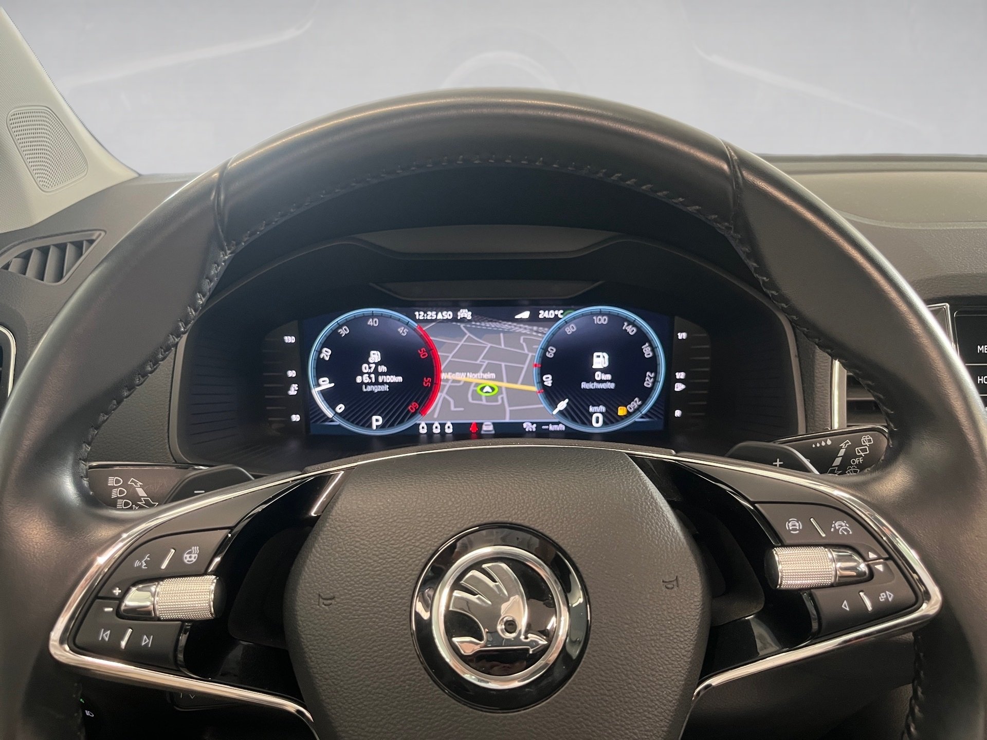 Karoq STYLE TDI DSG+AHK+ALU 18+RÜCKFAHRKAMERA+NAVI+STANDHEIZUNG+SMART LINK