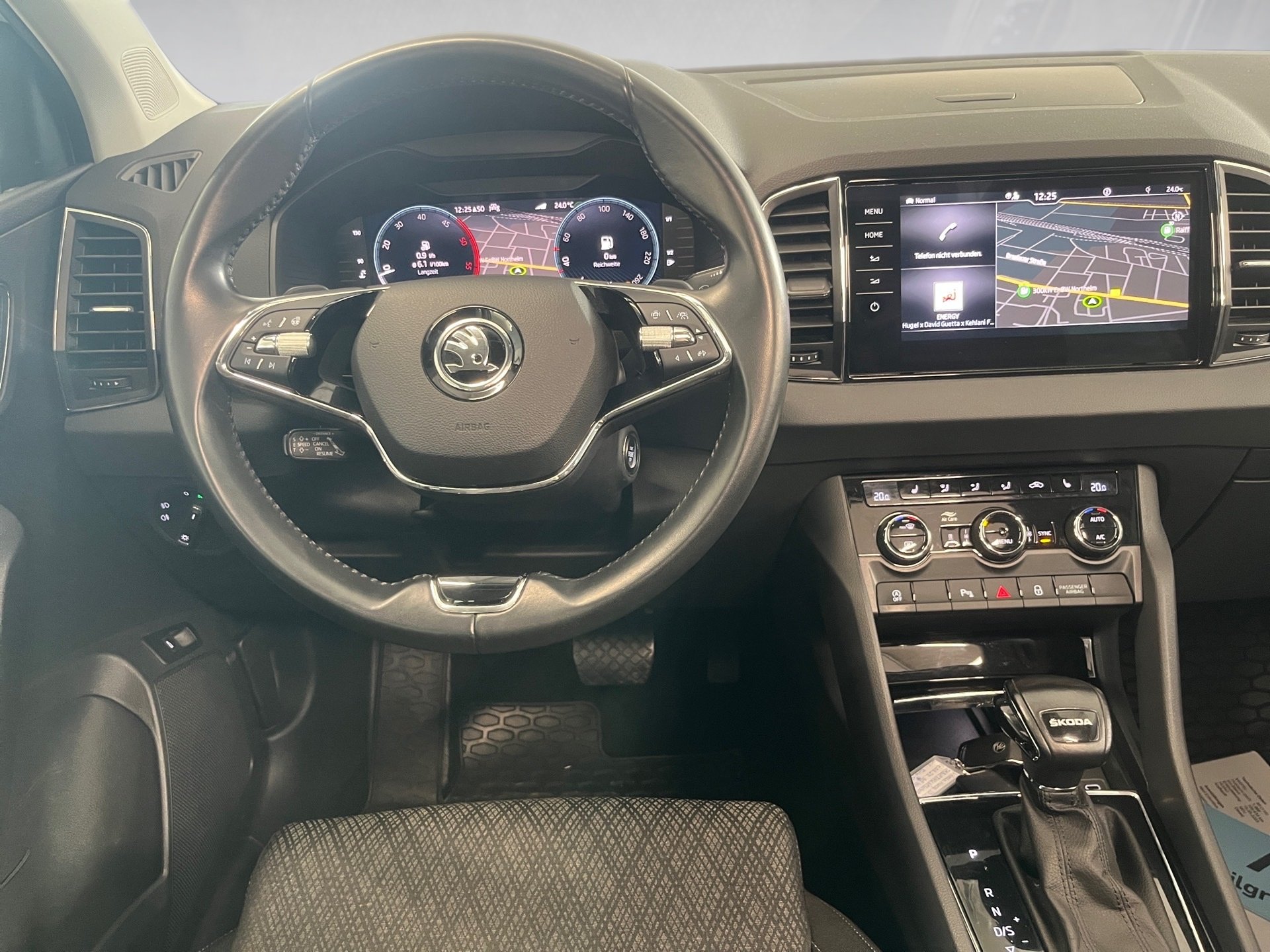 Karoq STYLE TDI DSG+AHK+ALU 18+RÜCKFAHRKAMERA+NAVI+STANDHEIZUNG+SMART LINK