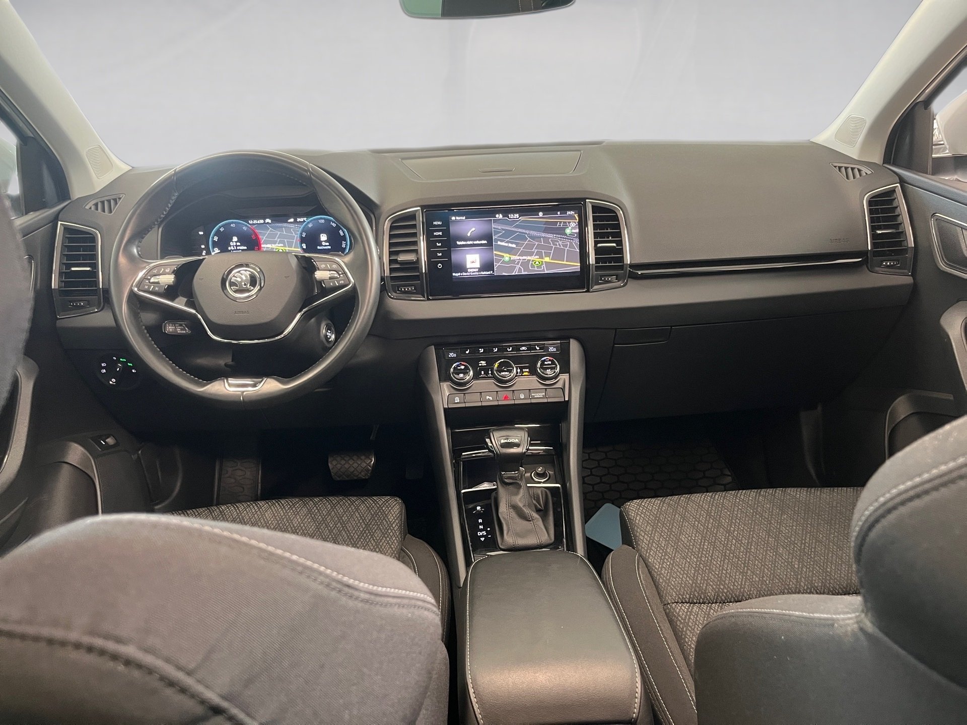 Karoq STYLE TDI DSG+AHK+ALU 18+RÜCKFAHRKAMERA+NAVI+STANDHEIZUNG+SMART LINK