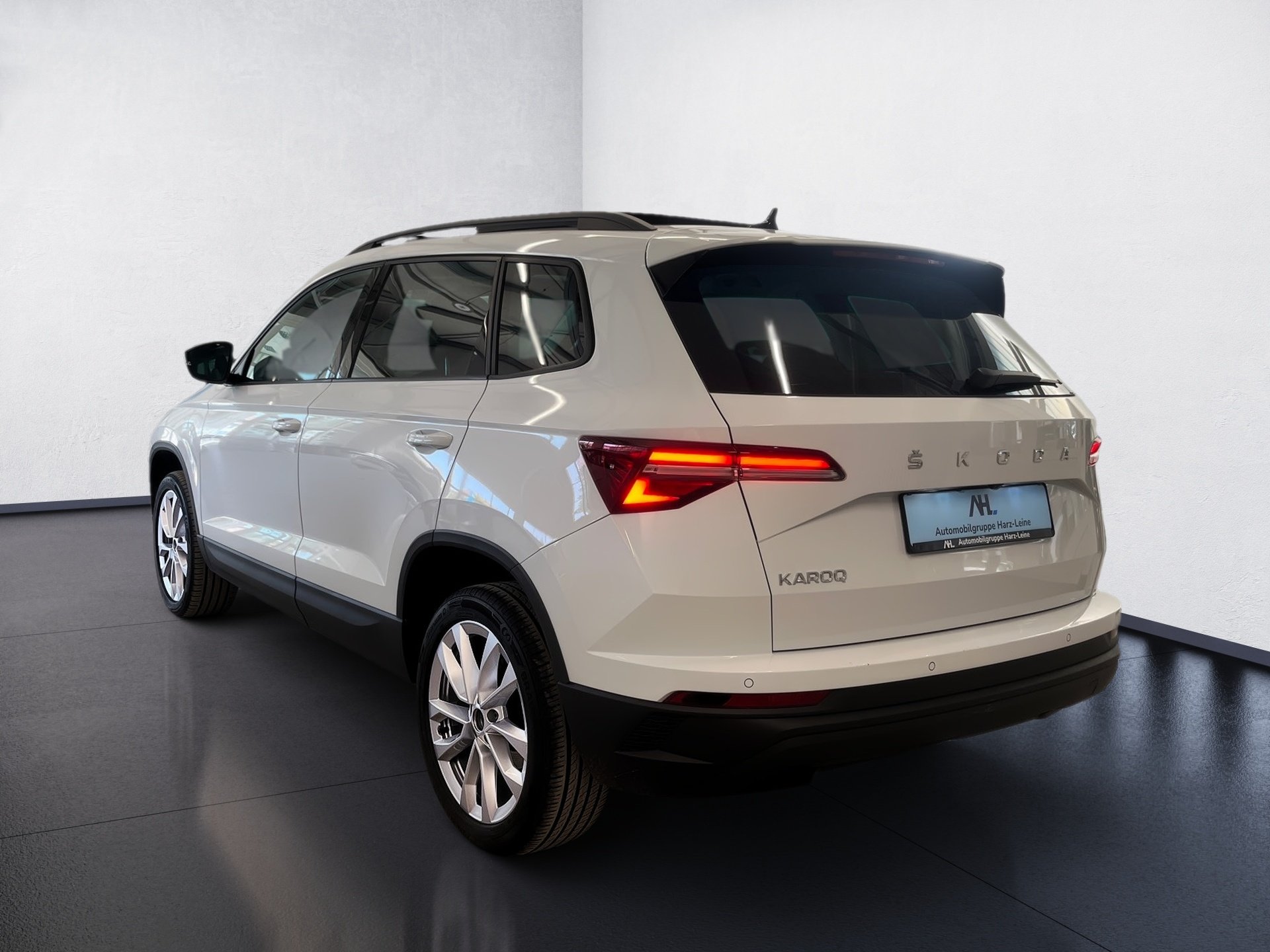 Karoq STYLE TDI DSG+AHK+ALU 18+RÜCKFAHRKAMERA+NAVI+STANDHEIZUNG+SMART LINK