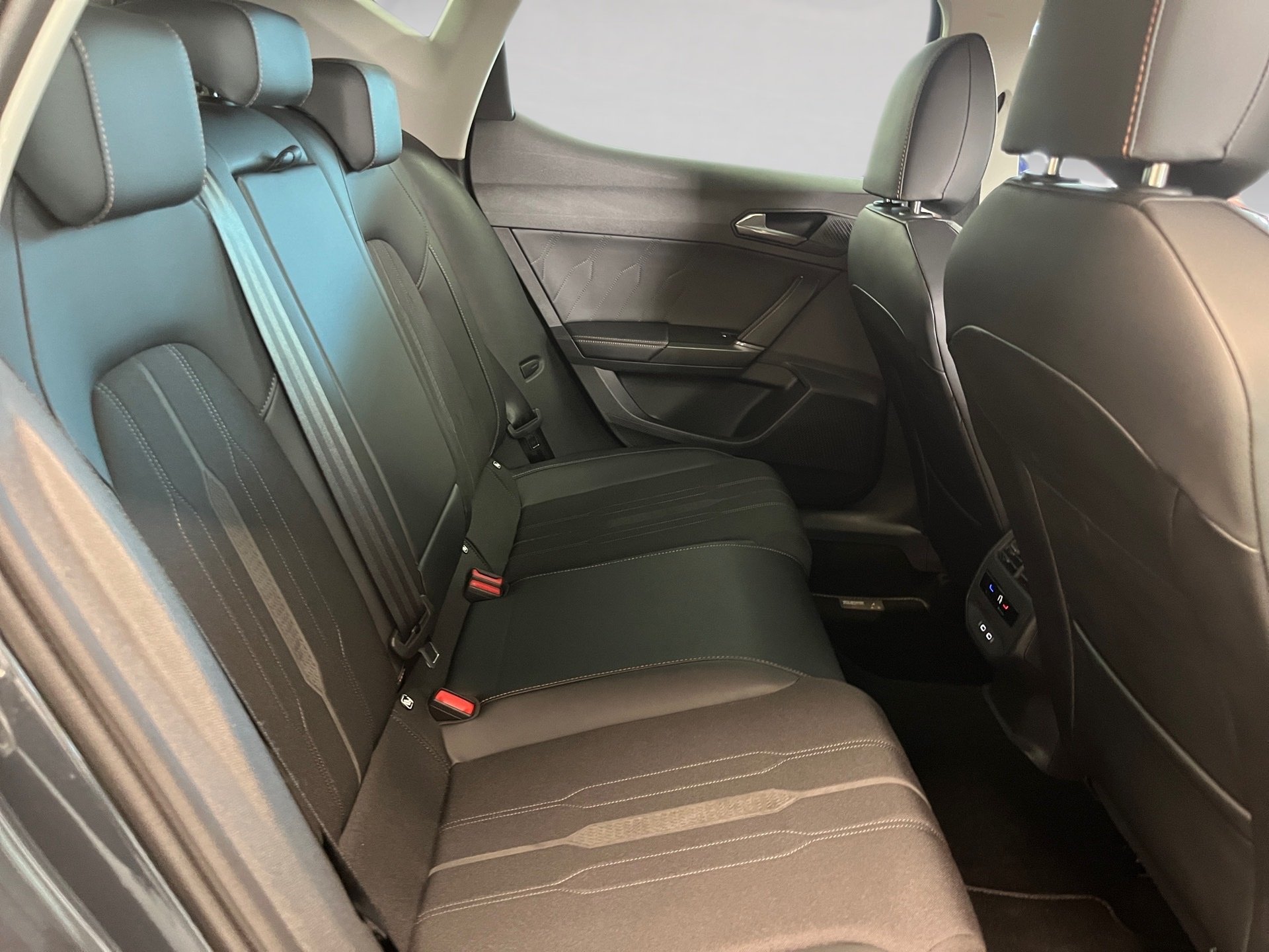 Leon eTSI DSG+ALU 18+RÜCKFAHRKAMERA+NAVI+LED+KEYLESS+PARK ASSIST+MIRROR LINK