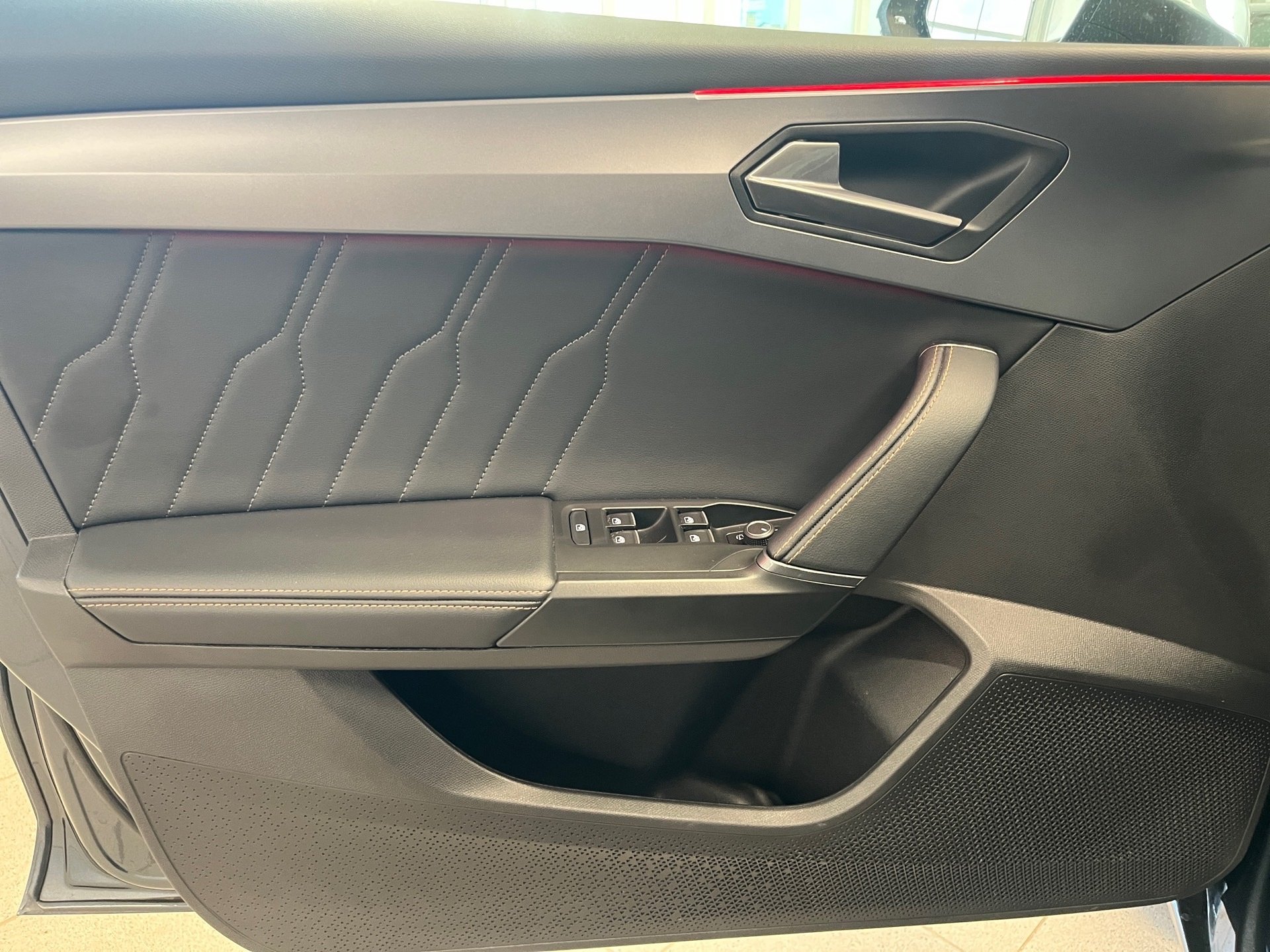 Leon eTSI DSG+ALU 18+RÜCKFAHRKAMERA+NAVI+LED+KEYLESS+PARK ASSIST+MIRROR LINK