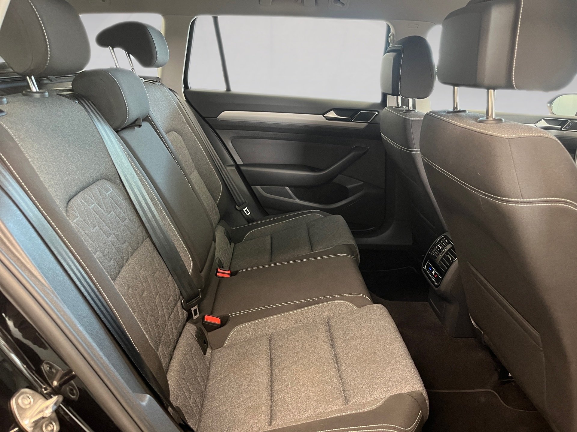 Passat Variant BUSINESS TDI DSG+ALU 16+ACC+AREA VIEW+APP CONNECT+IQ. LIGHT+NAVI+TRAVEL