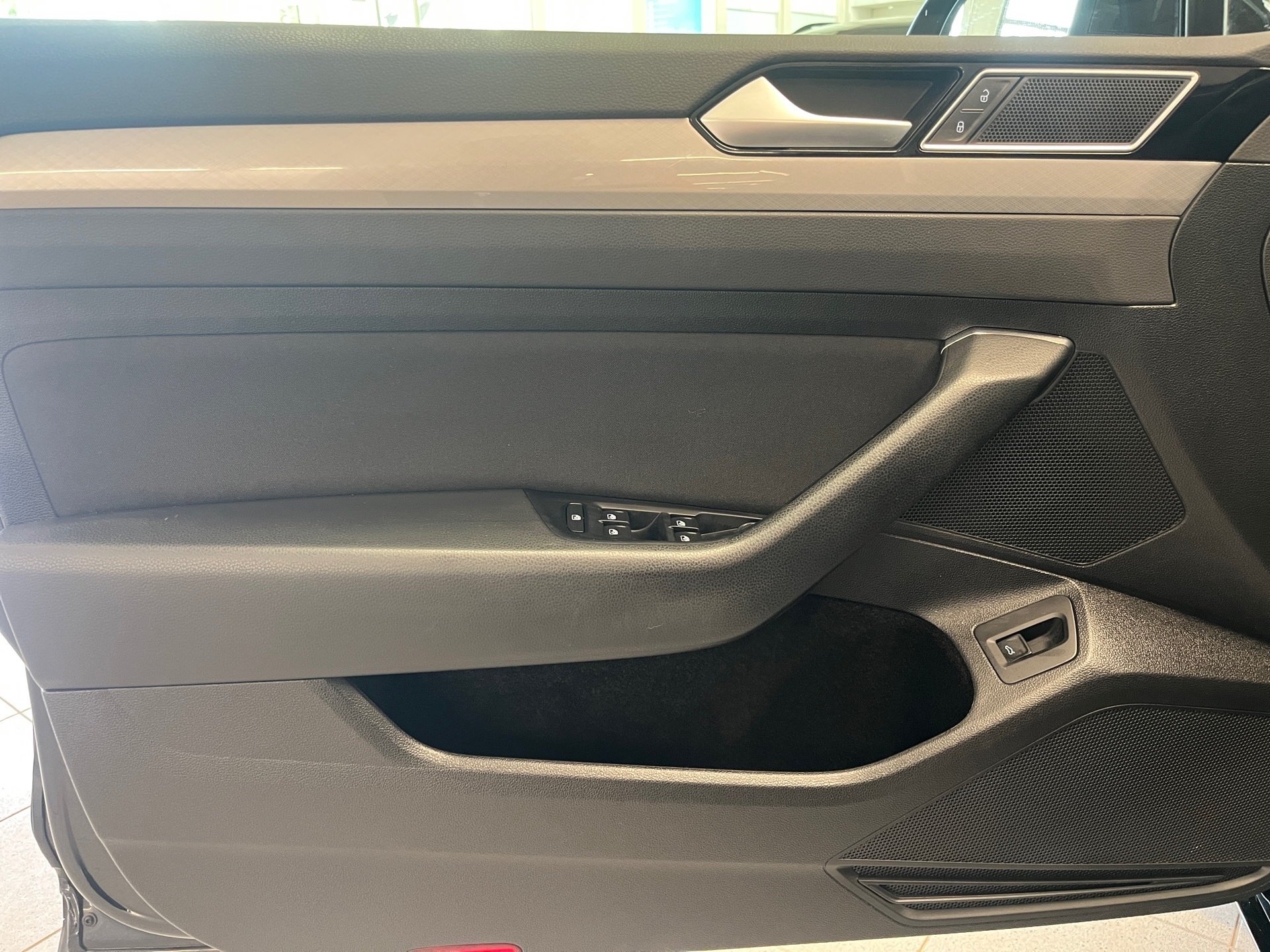 Passat Variant BUSINESS TDI DSG+ALU 16+ACC+AREA VIEW+APP CONNECT+IQ. LIGHT+NAVI+TRAVEL
