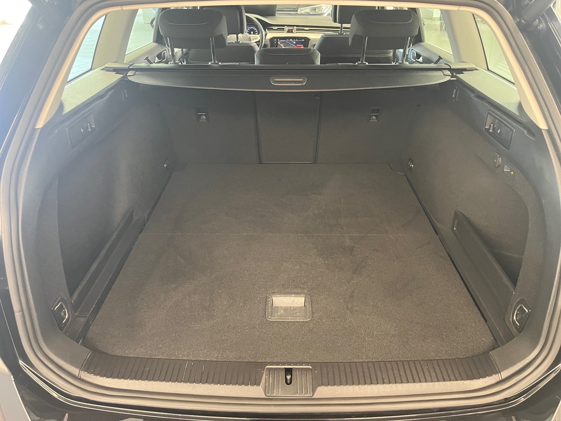 Passat Variant BUSINESS TDI DSG+ALU 16+ACC+AREA VIEW+APP CONNECT+IQ. LIGHT+NAVI+TRAVEL
