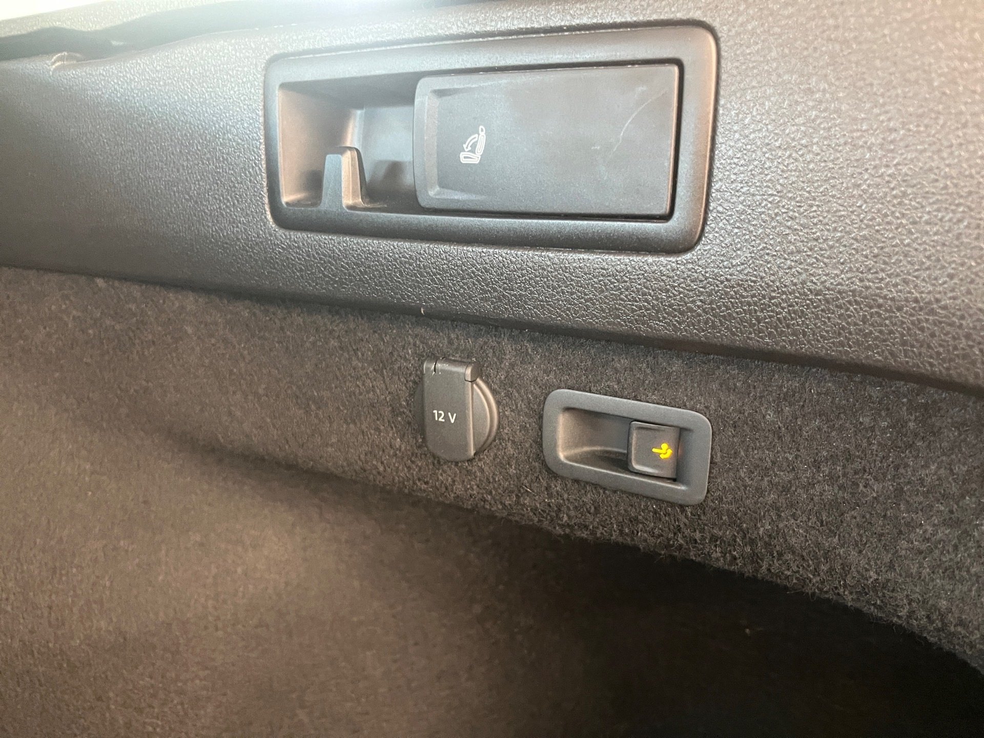 Passat Variant BUSINESS TDI DSG+ALU 16+ACC+AREA VIEW+APP CONNECT+IQ. LIGHT+NAVI+TRAVEL