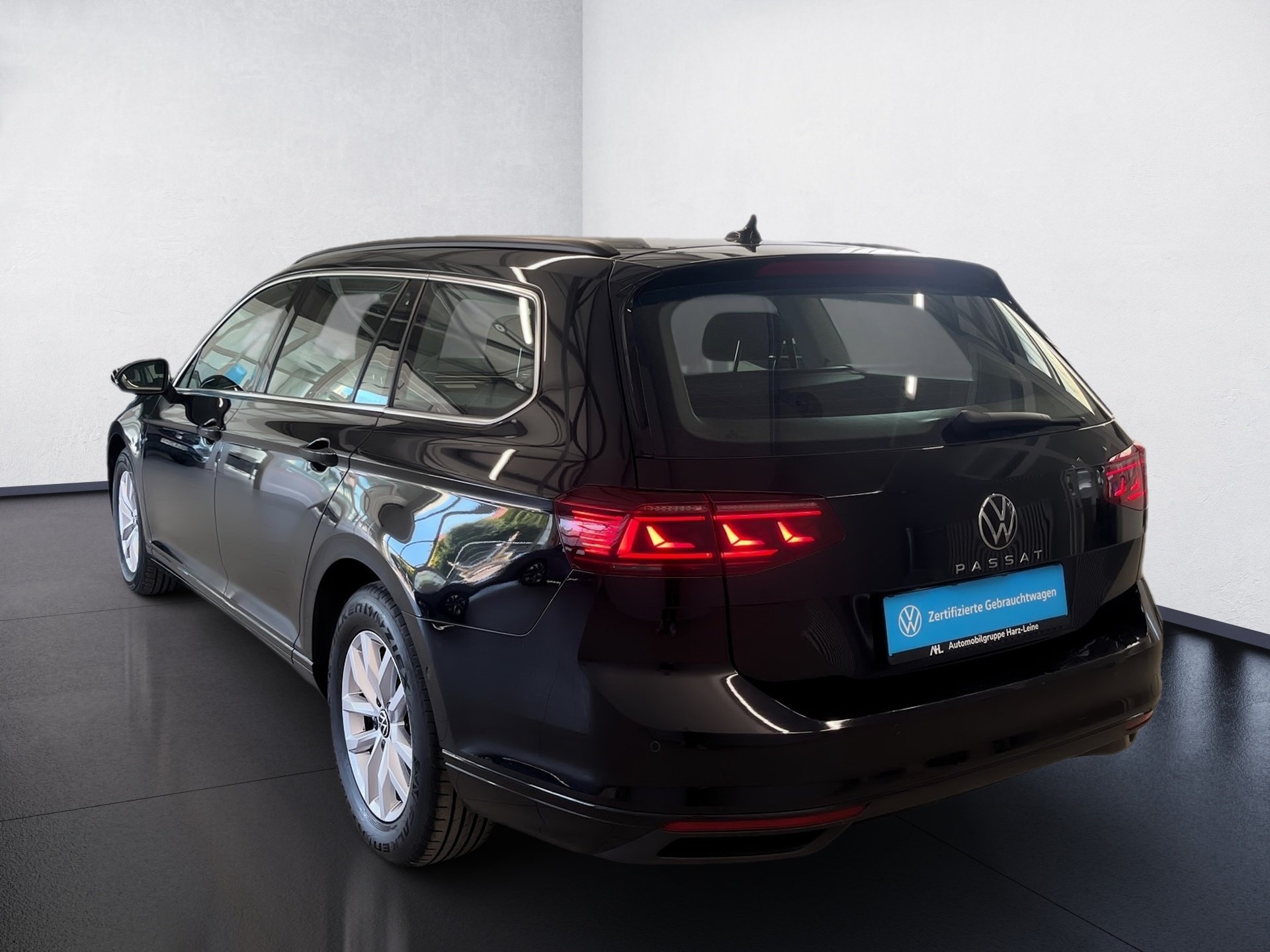Passat Variant BUSINESS TDI DSG+ALU 16+ACC+AREA VIEW+APP CONNECT+IQ. LIGHT+NAVI+TRAVEL