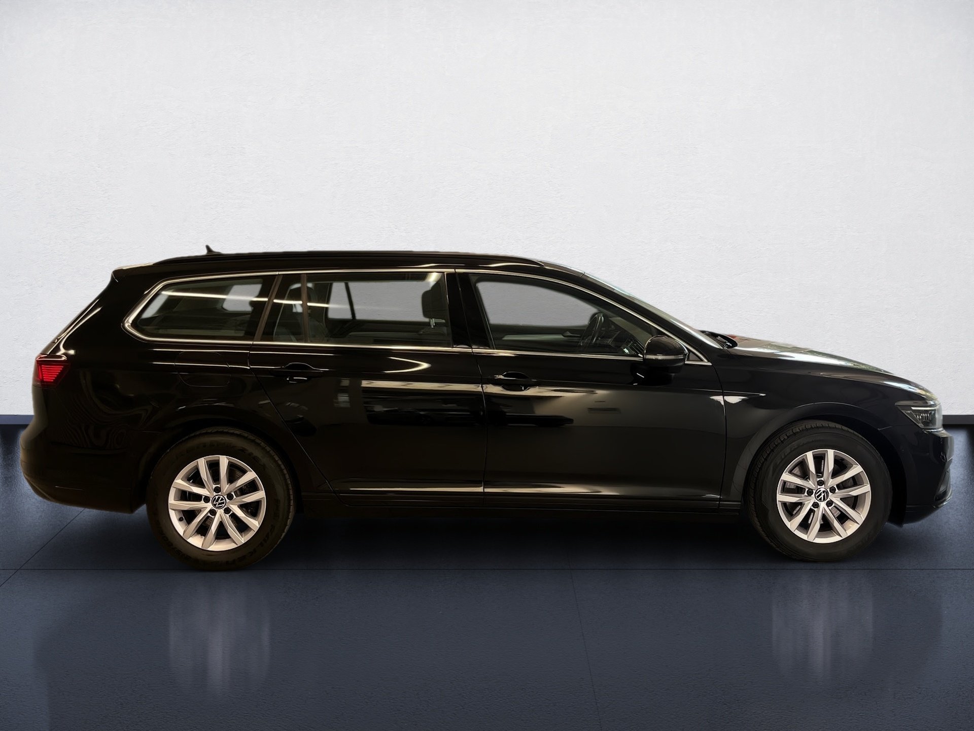 Passat Variant BUSINESS TDI DSG+ALU 16+ACC+AREA VIEW+APP CONNECT+IQ. LIGHT+NAVI+TRAVEL