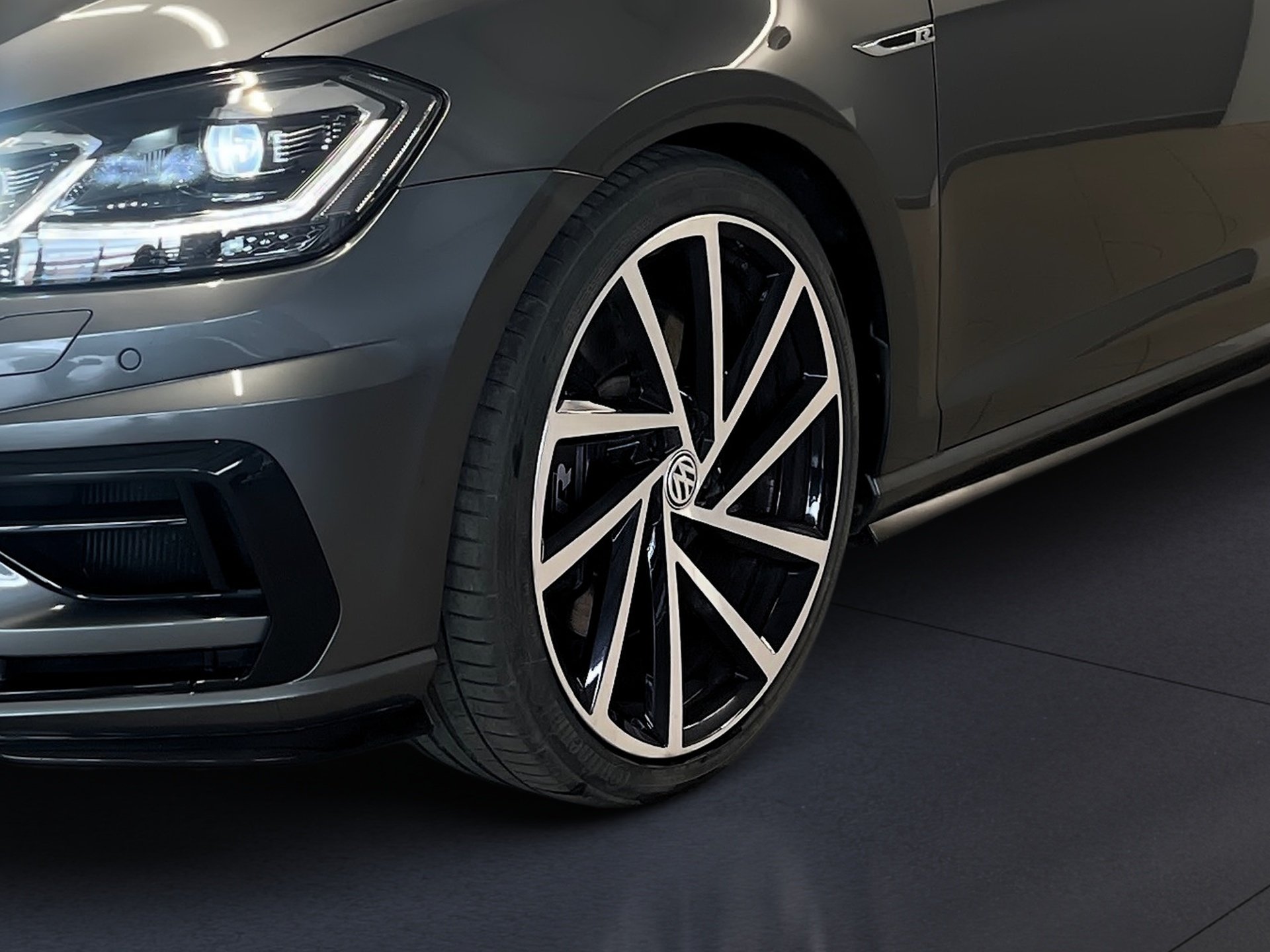 Golf VII R 4MOTION DSG+ALU 19+PANO+DYNAUDIO+RÜCKFAHRKAMERA+NAVI+LED+KEYLESS+ACC