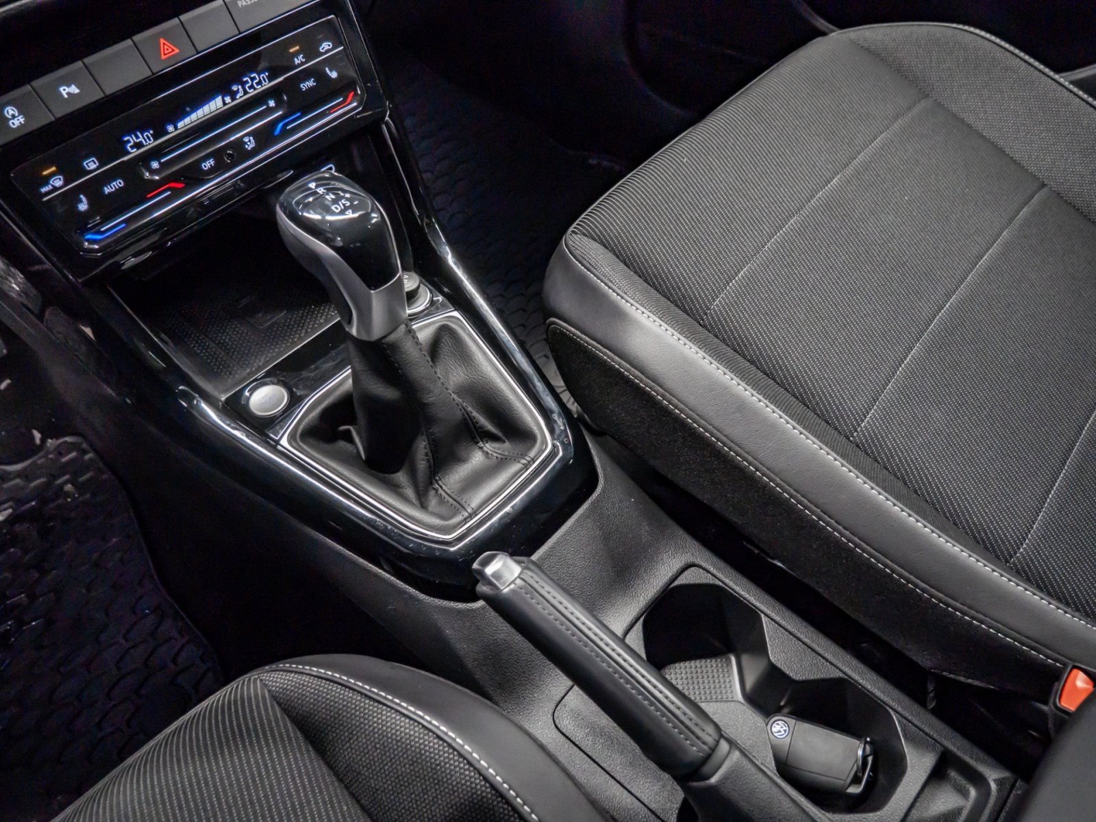 T-Cross STYLE TSI DSG+ALU 18+LED+NAVI+APP CONNECT+RÜCKFAHRKAMERA+KLIMA+SITZHEIZU