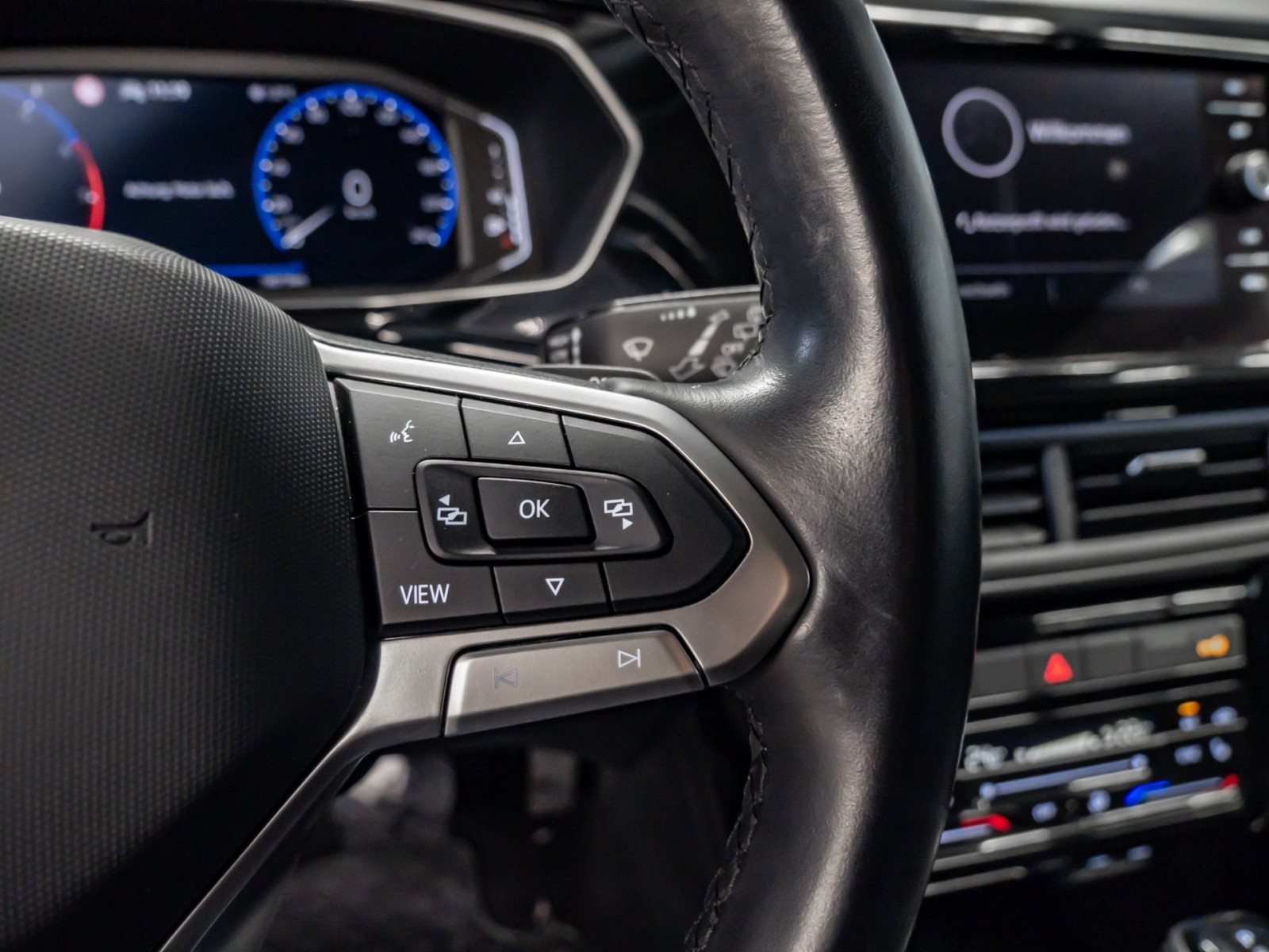 T-Cross STYLE TSI DSG+ALU 18+LED+NAVI+APP CONNECT+RÜCKFAHRKAMERA+KLIMA+SITZHEIZU