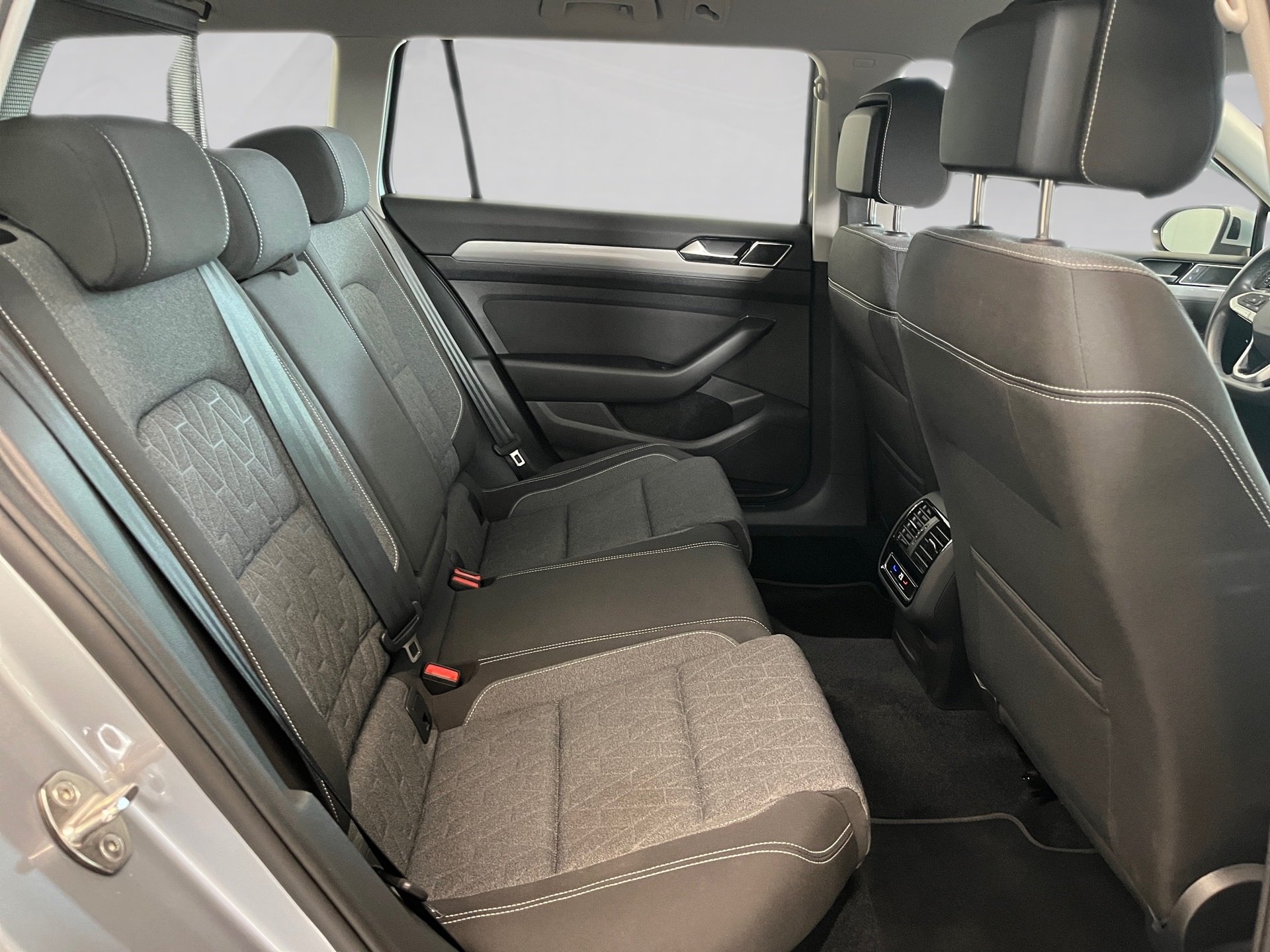 Passat Variant BUSINESS TDI DSG+AHK+16+360° KAMERA+TRAVEL ASSIST+NAVI PRO+LED-MATRIX