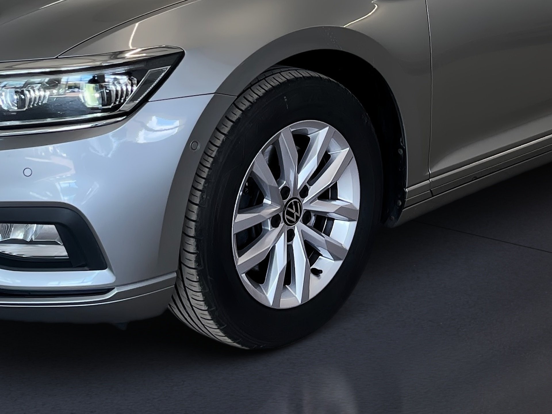Passat Variant BUSINESS TDI DSG+AHK+16+360° KAMERA+TRAVEL ASSIST+NAVI PRO+LED-MATRIX