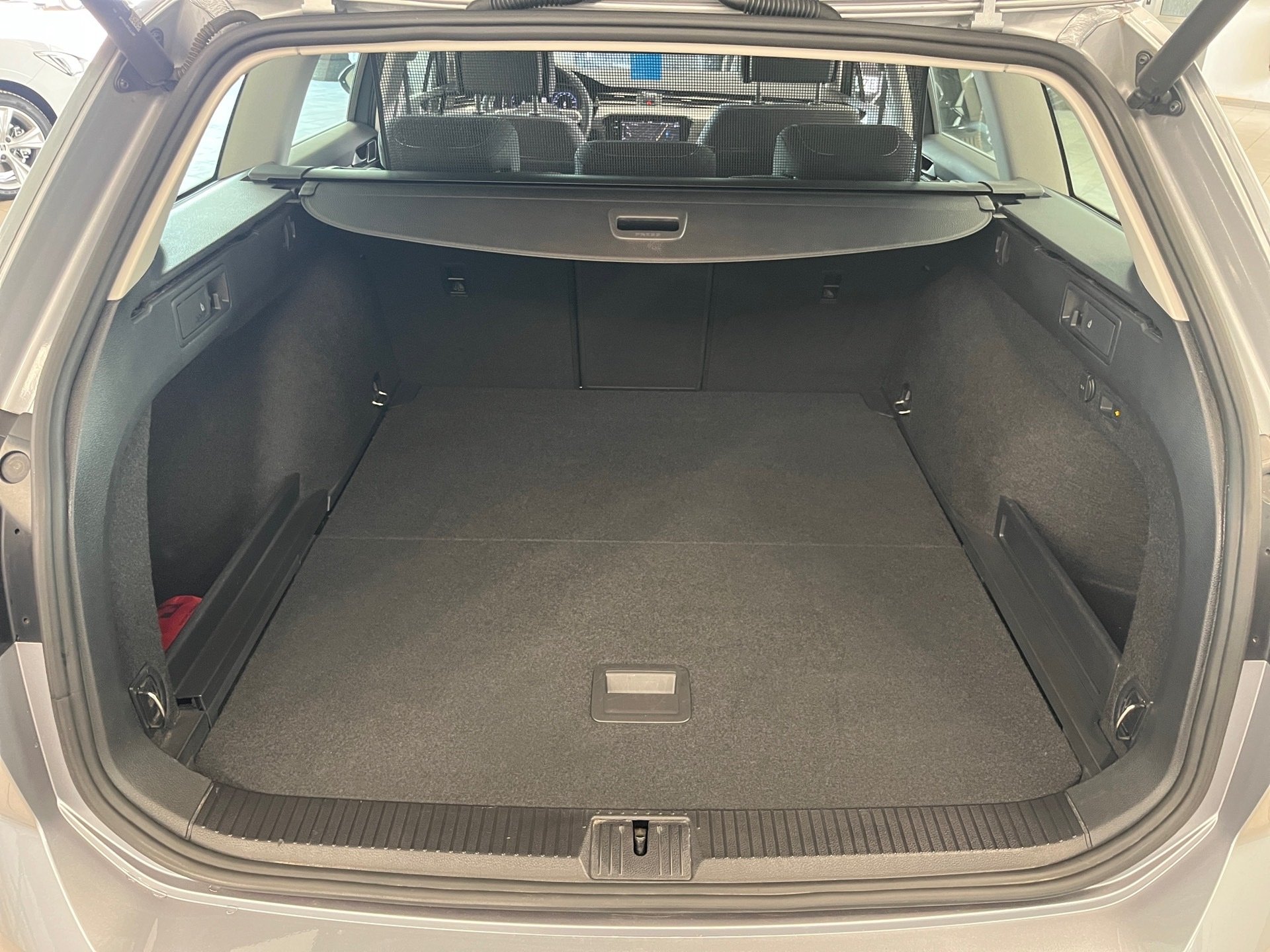 Passat Variant BUSINESS TDI DSG+AHK+16+360° KAMERA+TRAVEL ASSIST+NAVI PRO+LED-MATRIX