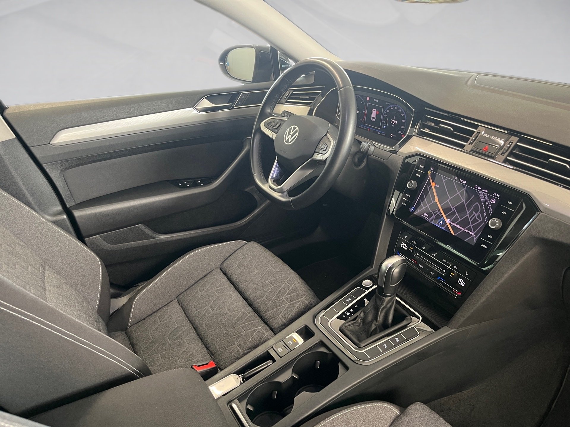 Passat Variant BUSINESS TDI DSG+AHK+ALU 17+RÜCKFAHRKAMERA+LED-MATRIX+NAVI+APP CONNECT