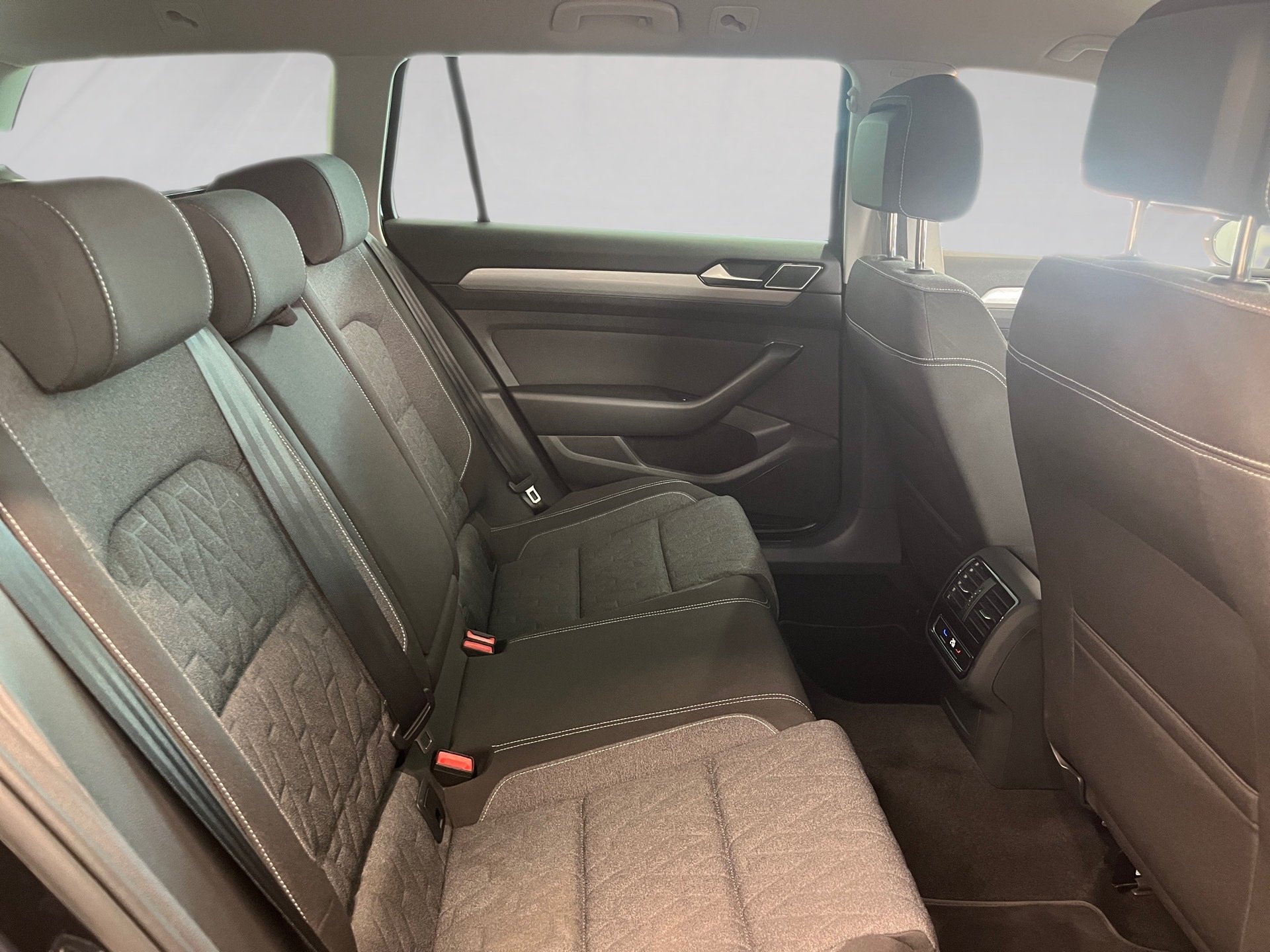 Passat Variant BUSINESS TDI DSG+AHK+ALU 17+RÜCKFAHRKAMERA+LED-MATRIX+NAVI+APP CONNECT