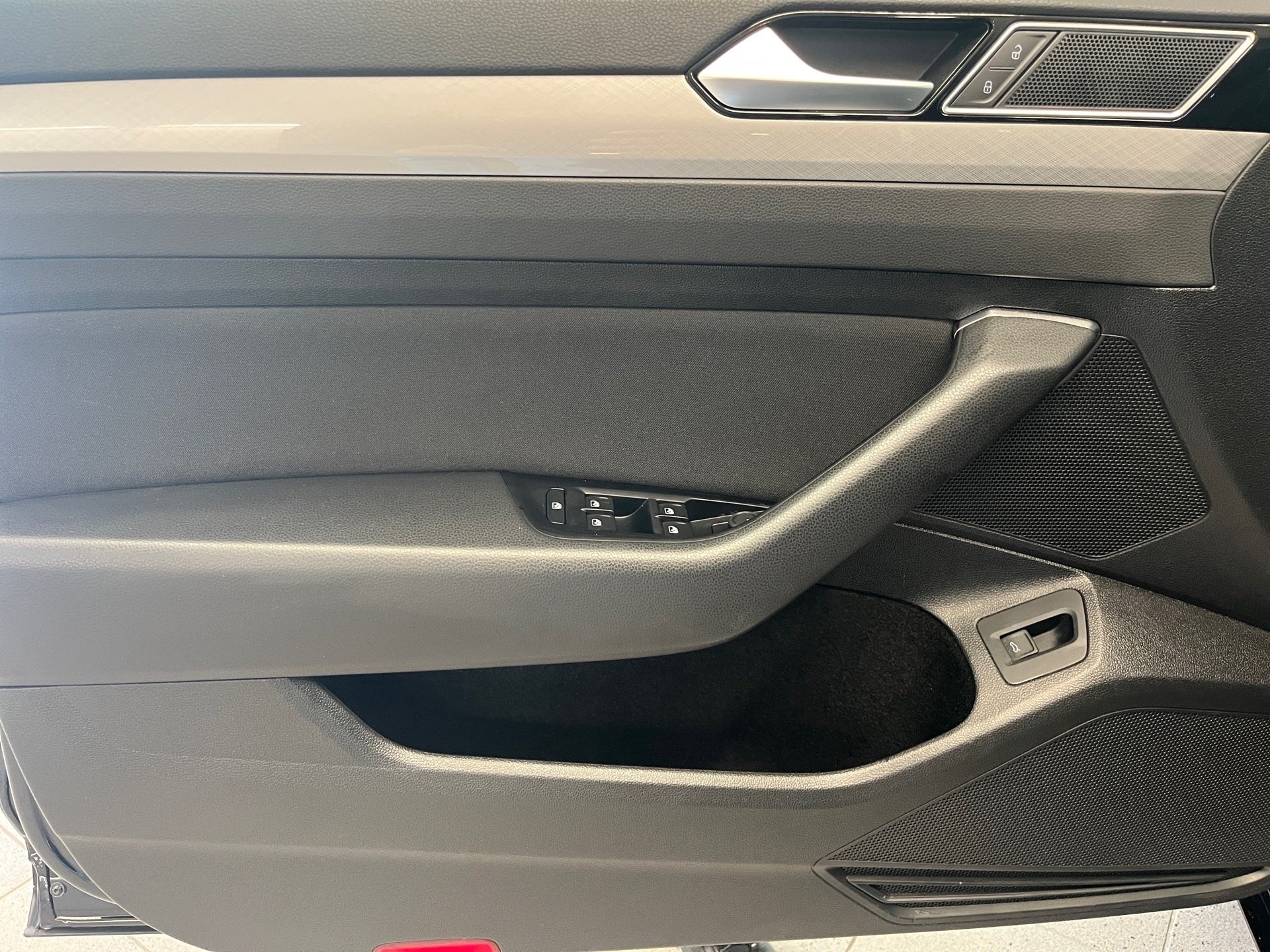 Passat Variant BUSINESS TDI DSG+AHK+ALU 17+RÜCKFAHRKAMERA+LED-MATRIX+NAVI+APP CONNECT