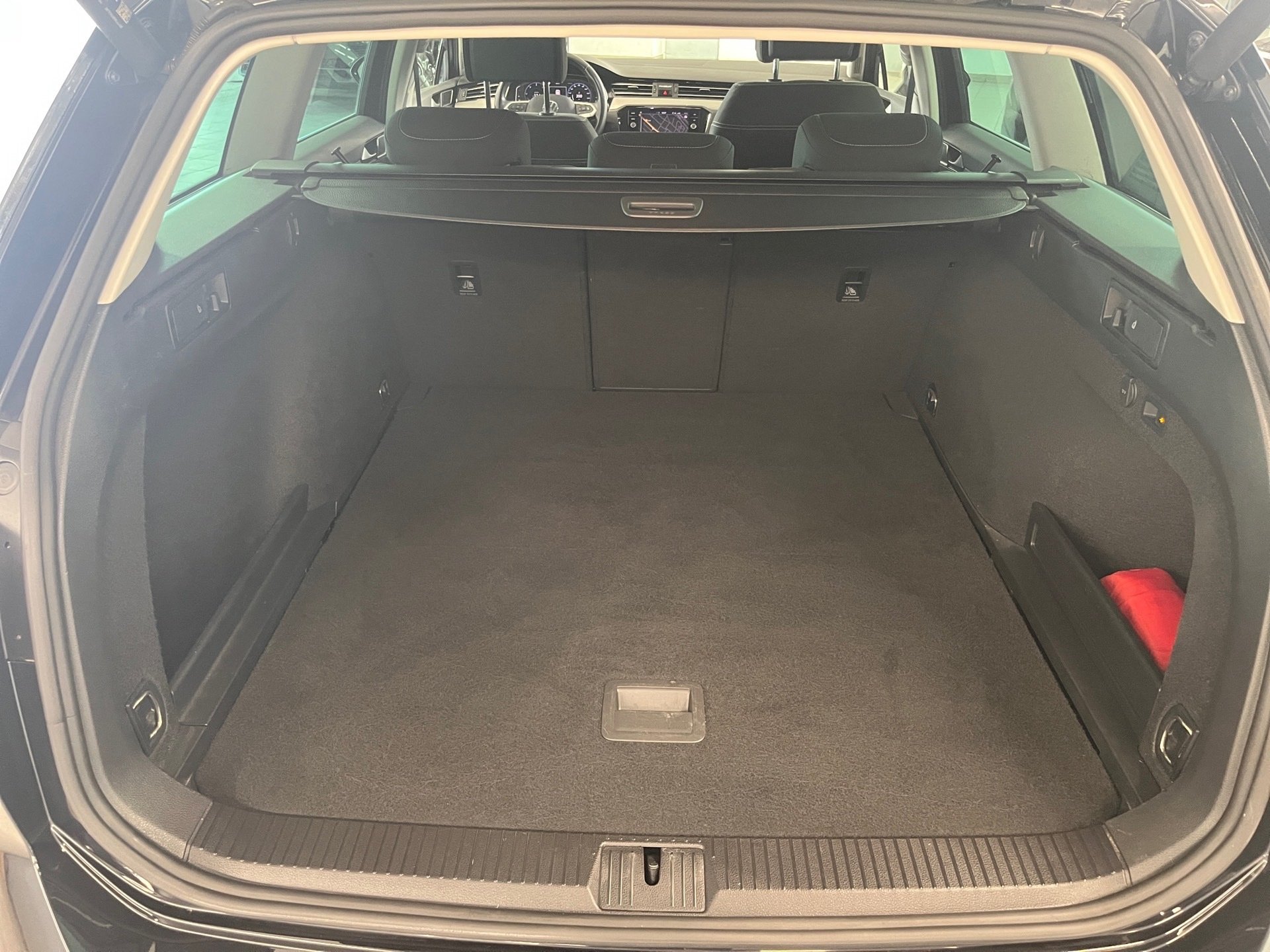 Passat Variant BUSINESS TDI DSG+AHK+ALU 17+RÜCKFAHRKAMERA+LED-MATRIX+NAVI+APP CONNECT