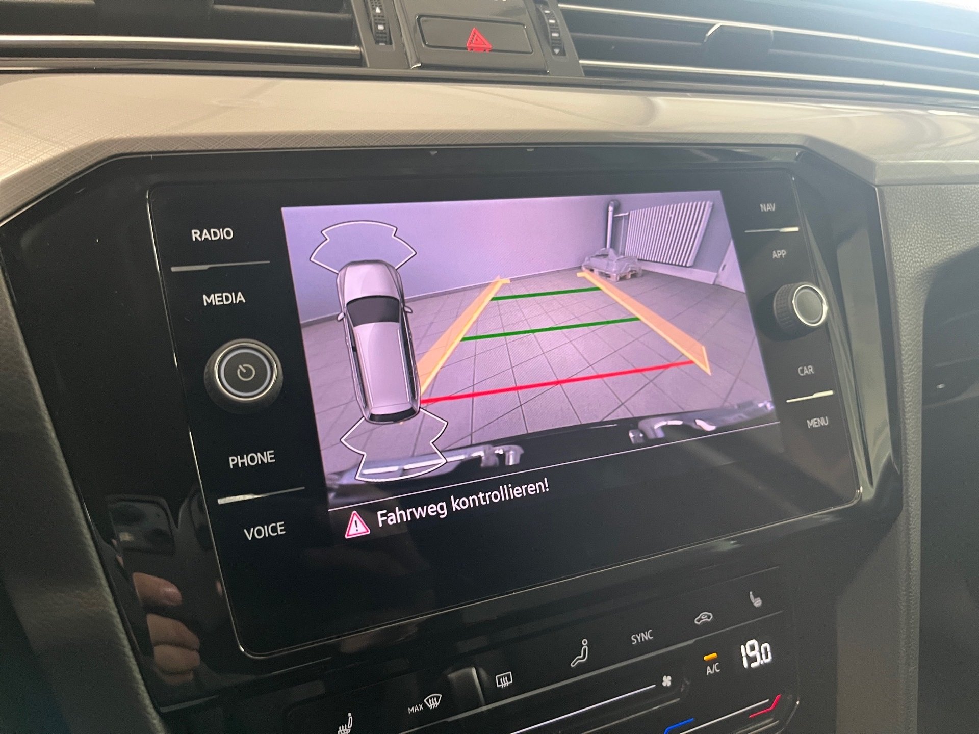Passat Variant BUSINESS TDI DSG+AHK+ALU 17+RÜCKFAHRKAMERA+LED-MATRIX+NAVI+APP CONNECT