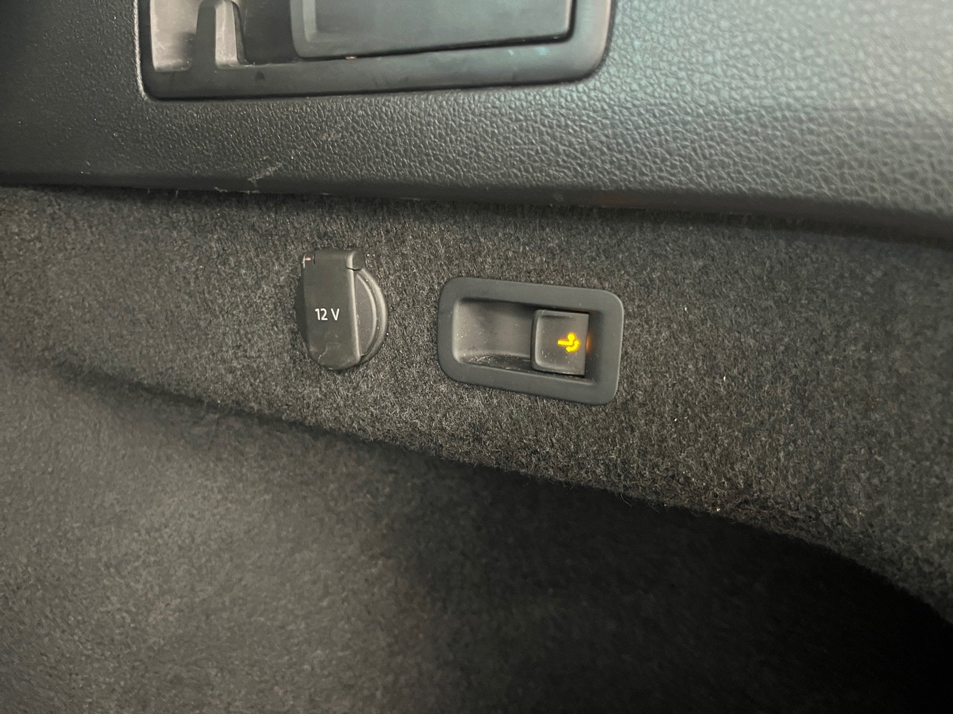 Passat Variant BUSINESS TDI DSG+AHK+ALU 17+RÜCKFAHRKAMERA+LED-MATRIX+NAVI+APP CONNECT