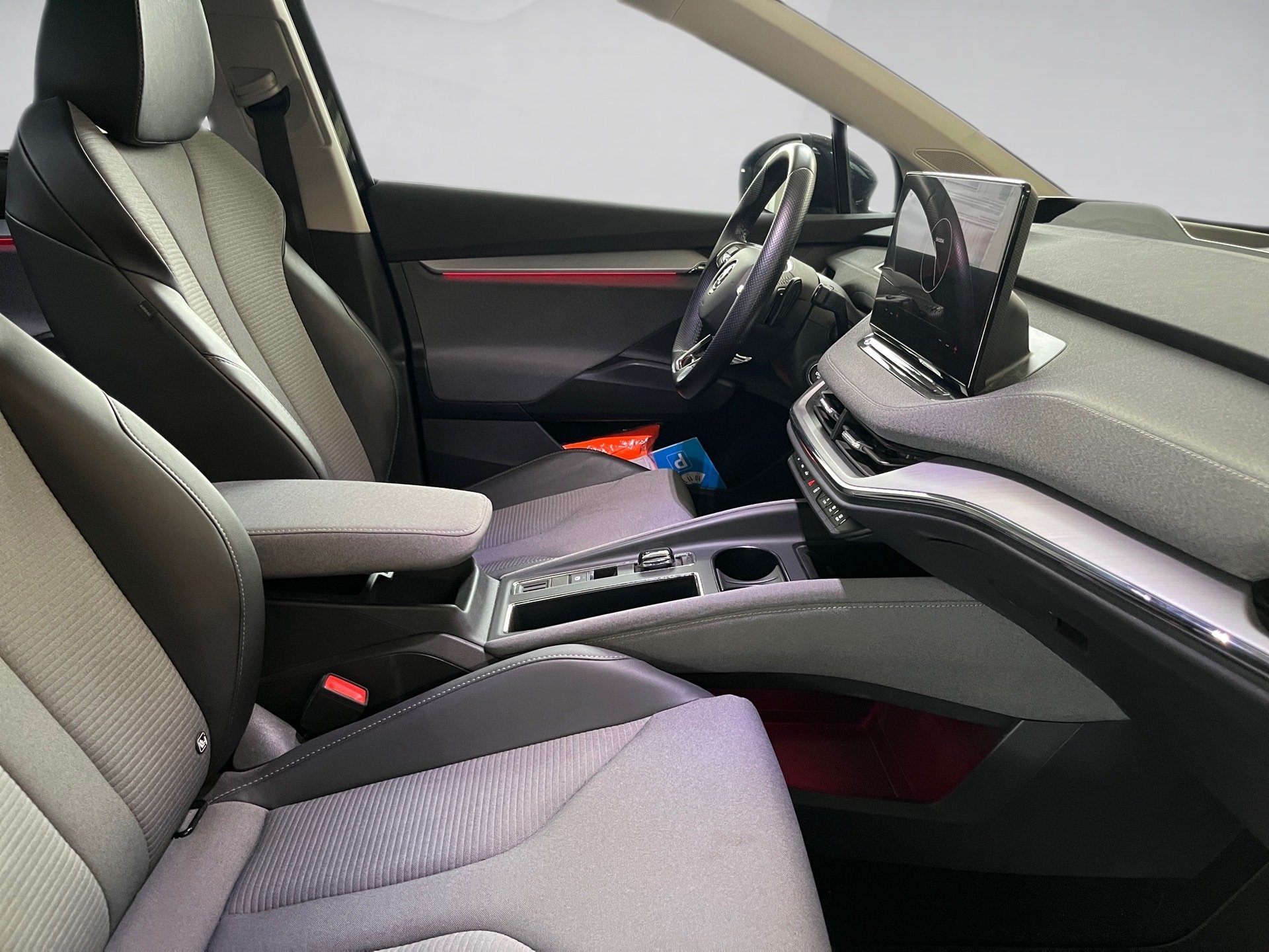Enyaq IV+ALU 19+RÜCKFAHRKAMERA+AR HUD+WÄRMEPUMPE+LED-MATRIX+KEYLESS+NAVI+KLIMA