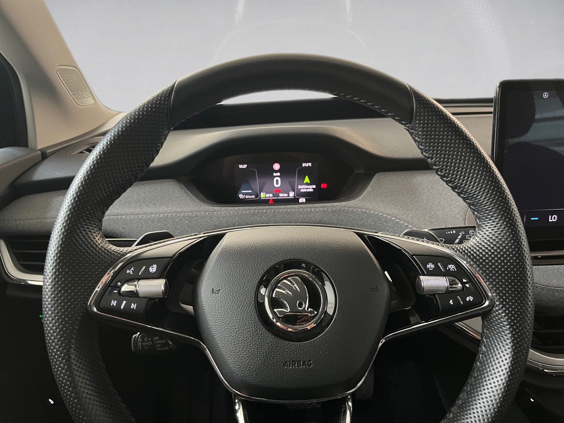 Enyaq IV+ALU 19+RÜCKFAHRKAMERA+AR HUD+WÄRMEPUMPE+LED-MATRIX+KEYLESS+NAVI+KLIMA