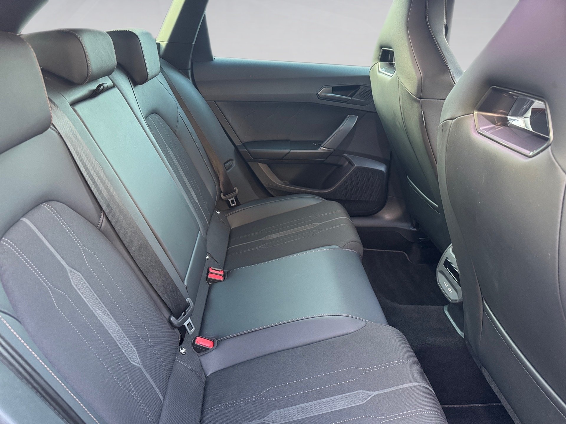 Leon Sportstourer e-HYBRID DSG+ALU 18+RÜCKFAHRKAMERA+DCC+KEYLESS+LED+NAVI+ACC+KLIMA+SPORT