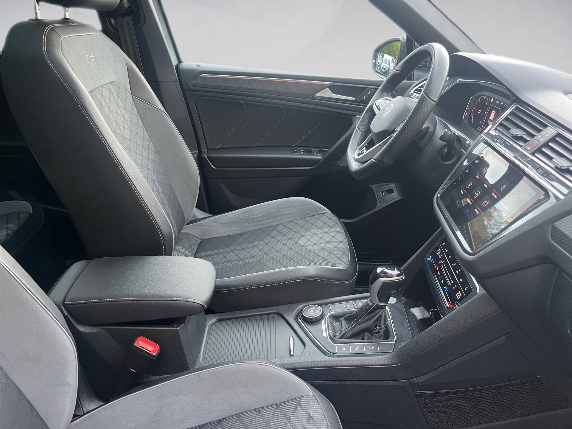 Tiguan Allspace R-LINE TDI DSG 4MOTION+AHK+ALU 20PANO+HUD+LED-MATRIX+KEYLESS+TRAVEL ASSI