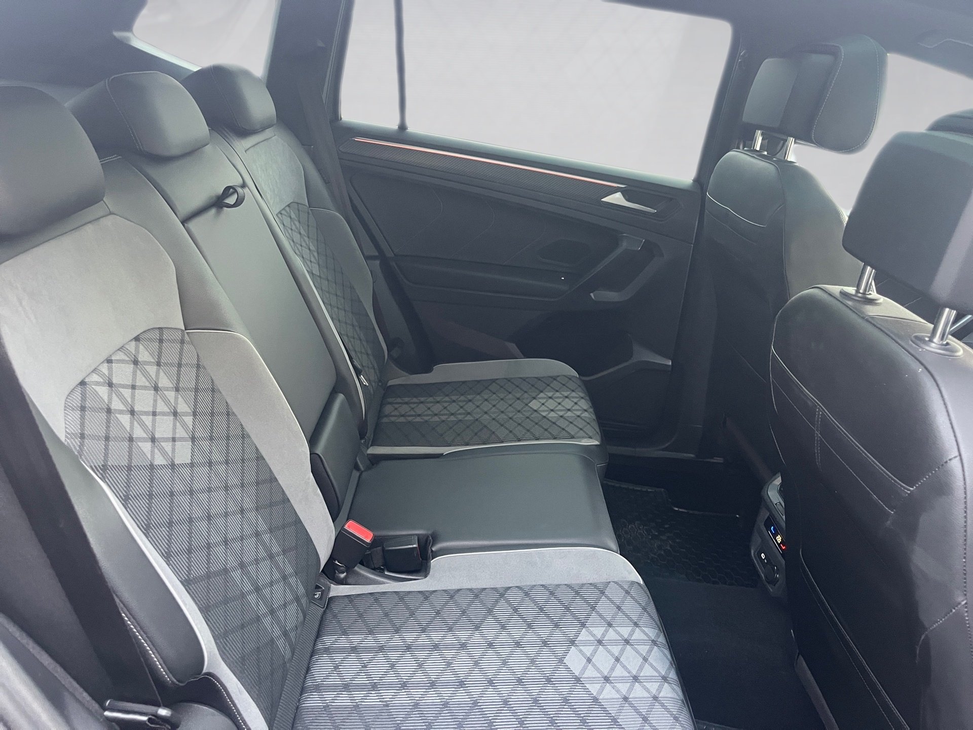 Tiguan Allspace R-LINE TDI DSG 4MOTION+AHK+ALU 20PANO+HUD+LED-MATRIX+KEYLESS+TRAVEL ASSI