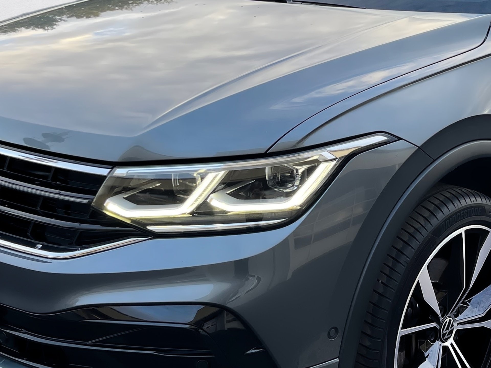 Tiguan Allspace R-LINE TDI DSG 4MOTION+AHK+ALU 20PANO+HUD+LED-MATRIX+KEYLESS+TRAVEL ASSI