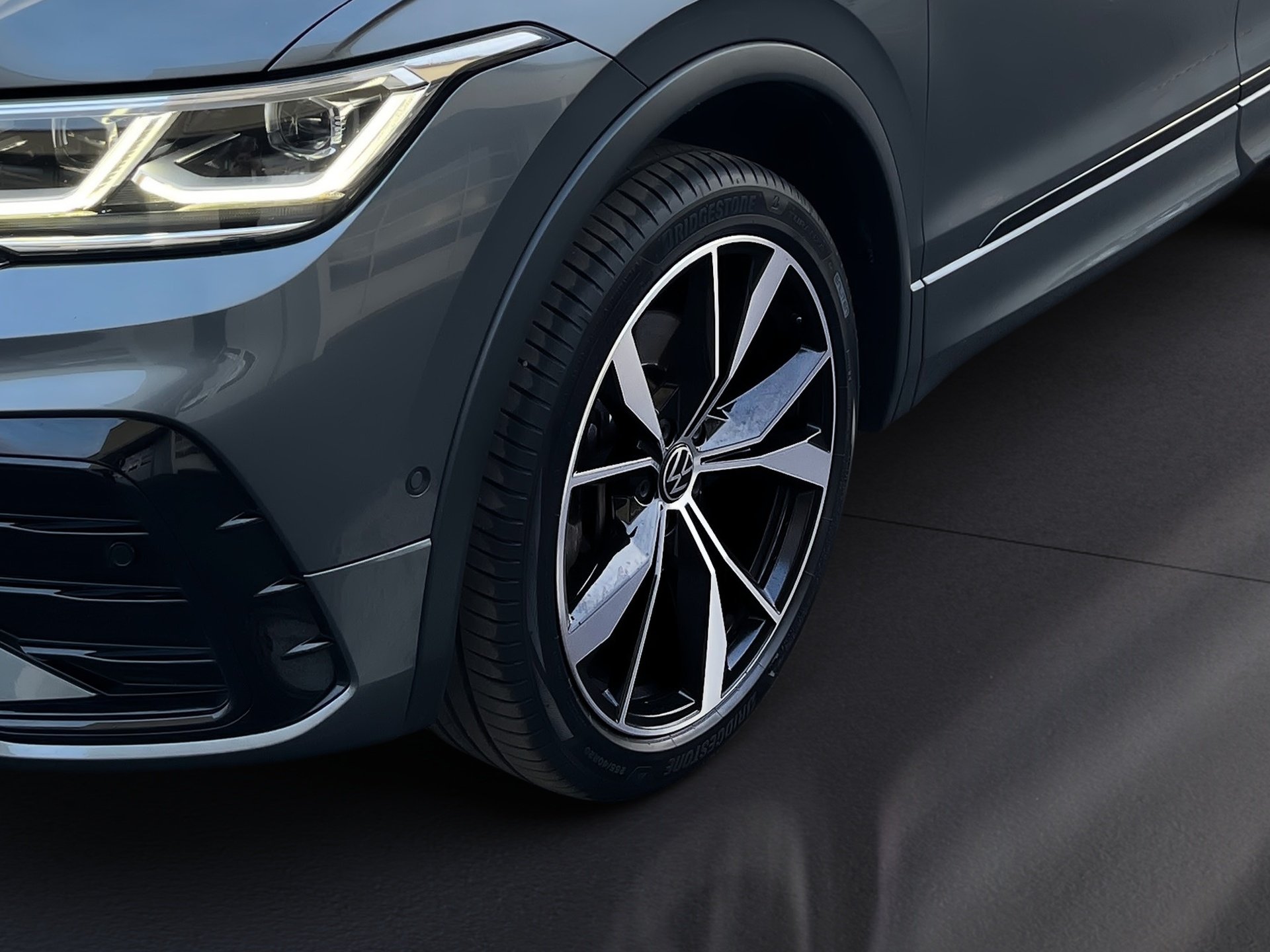 Tiguan Allspace R-LINE TDI DSG 4MOTION+AHK+ALU 20PANO+HUD+LED-MATRIX+KEYLESS+TRAVEL ASSI