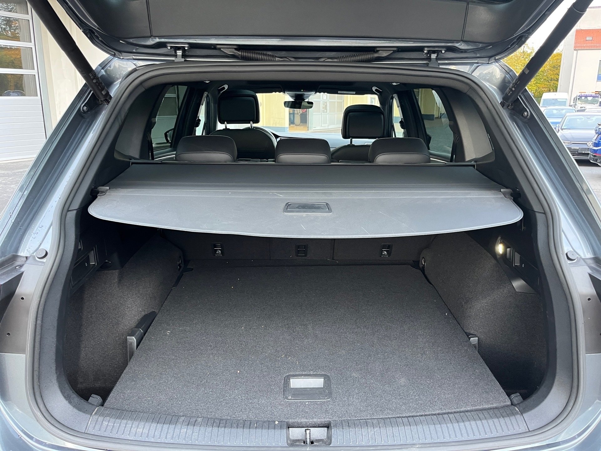 Tiguan Allspace R-LINE TDI DSG 4MOTION+AHK+ALU 20PANO+HUD+LED-MATRIX+KEYLESS+TRAVEL ASSI