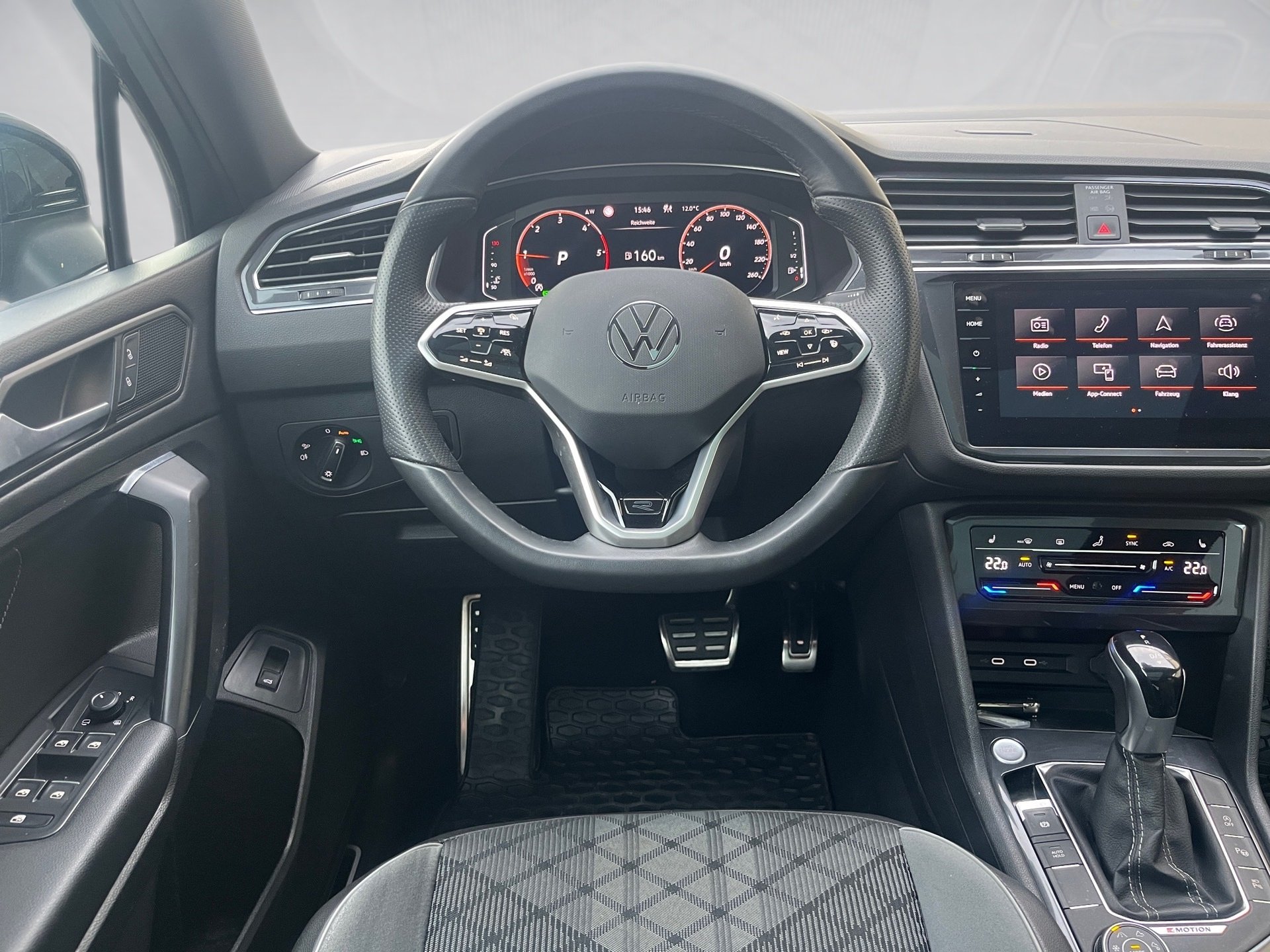 Tiguan Allspace R-LINE TDI DSG 4MOTION+AHK+ALU 20PANO+HUD+LED-MATRIX+KEYLESS+TRAVEL ASSI