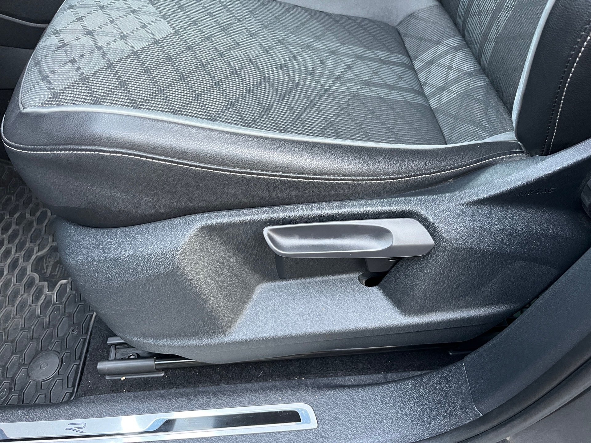 Tiguan Allspace R-LINE TDI DSG 4MOTION+AHK+ALU 20PANO+HUD+LED-MATRIX+KEYLESS+TRAVEL ASSI