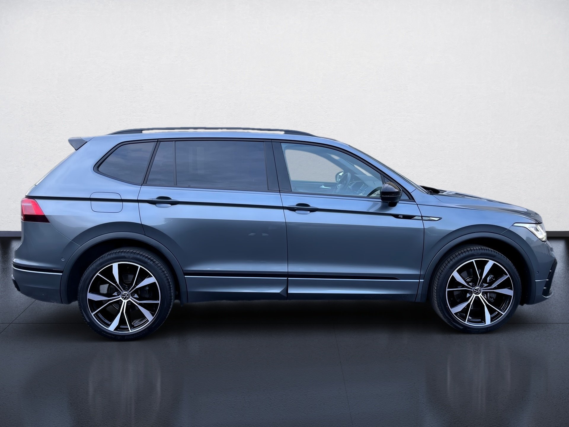 Tiguan Allspace R-LINE TDI DSG 4MOTION+AHK+ALU 20PANO+HUD+LED-MATRIX+KEYLESS+TRAVEL ASSI