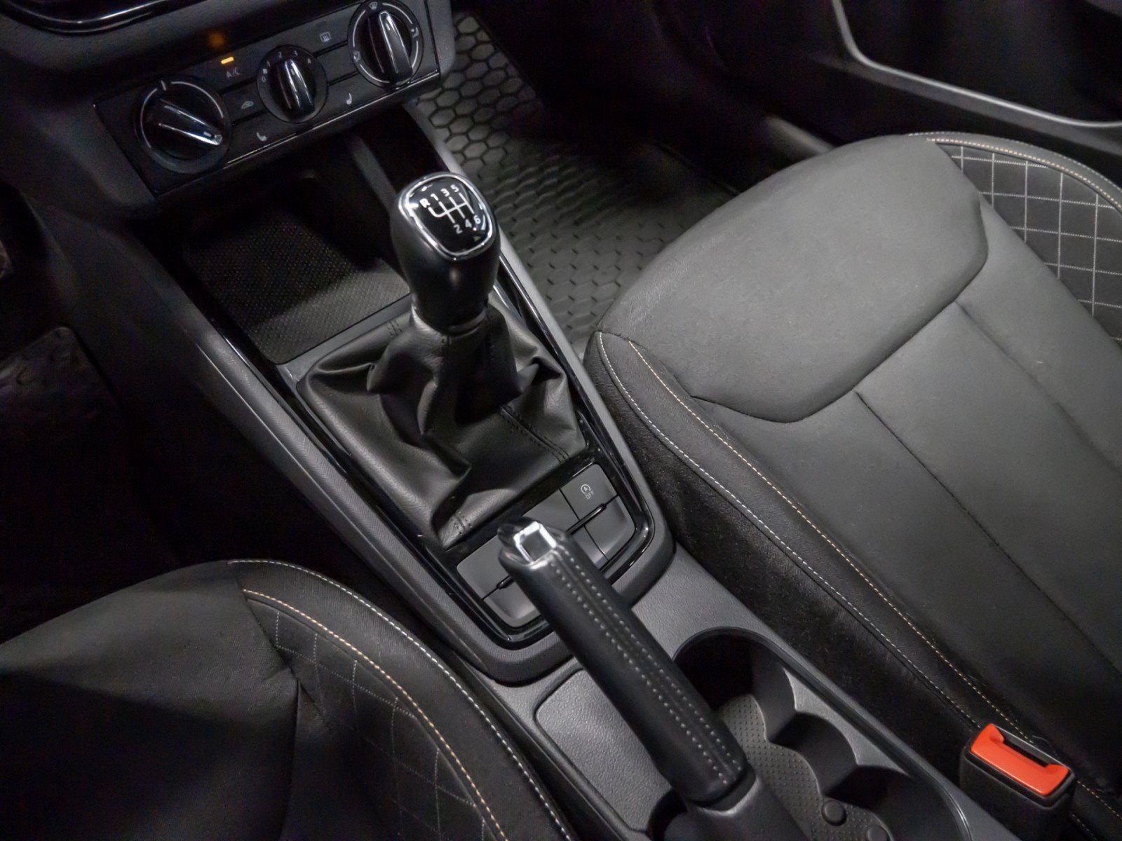 Scala AMBITION TSI+ALU 16+SITZHEIZUNG+LED+KLIMA+MIRROR LINK+FRONT ASSIST+RADIO