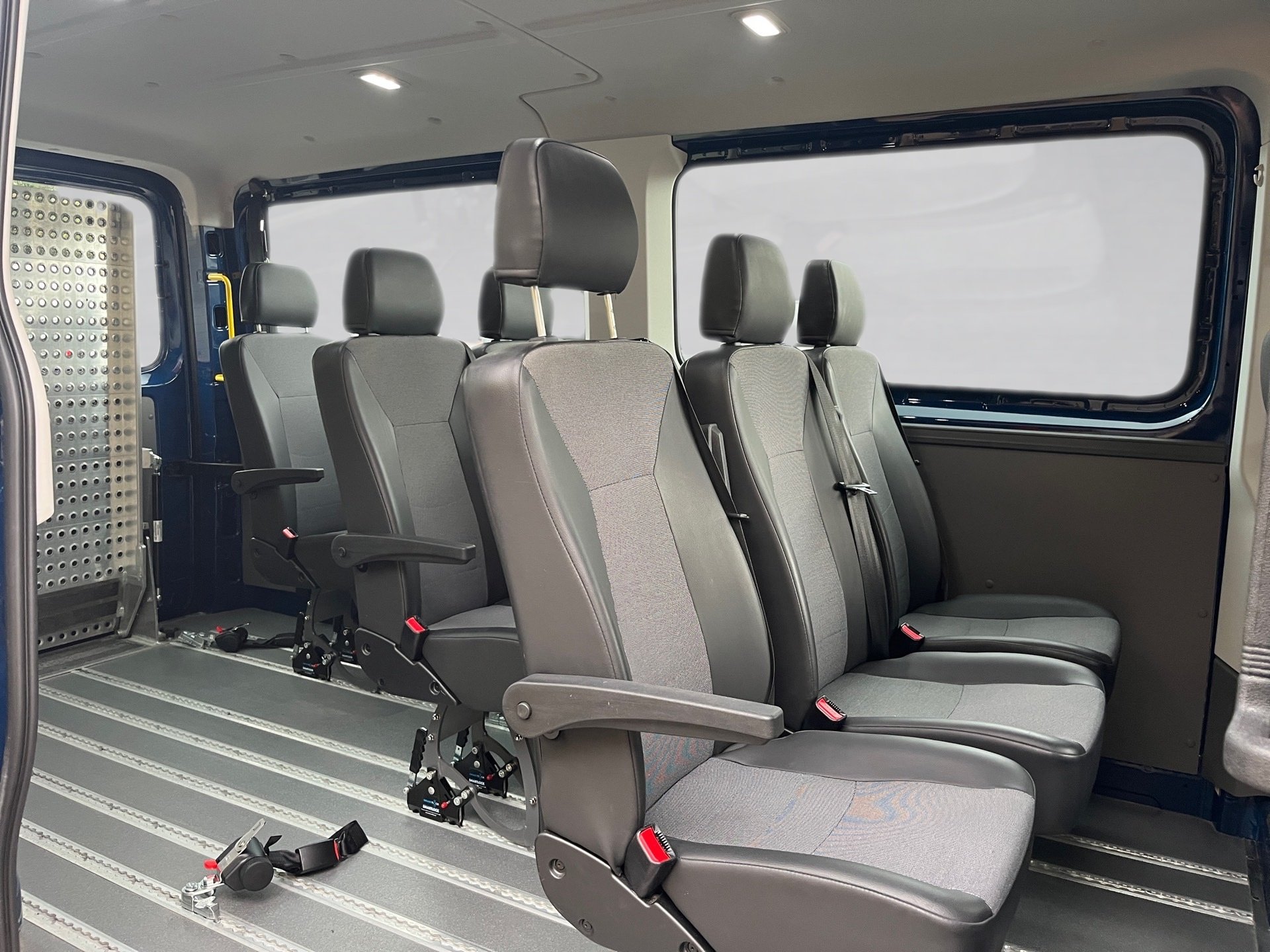 Crafter TDI+8 SITZE+ROLLSTUHL BUS+ELEK. TRITTSTUFE+KLIMA+RADIO+FENSTERPAKET