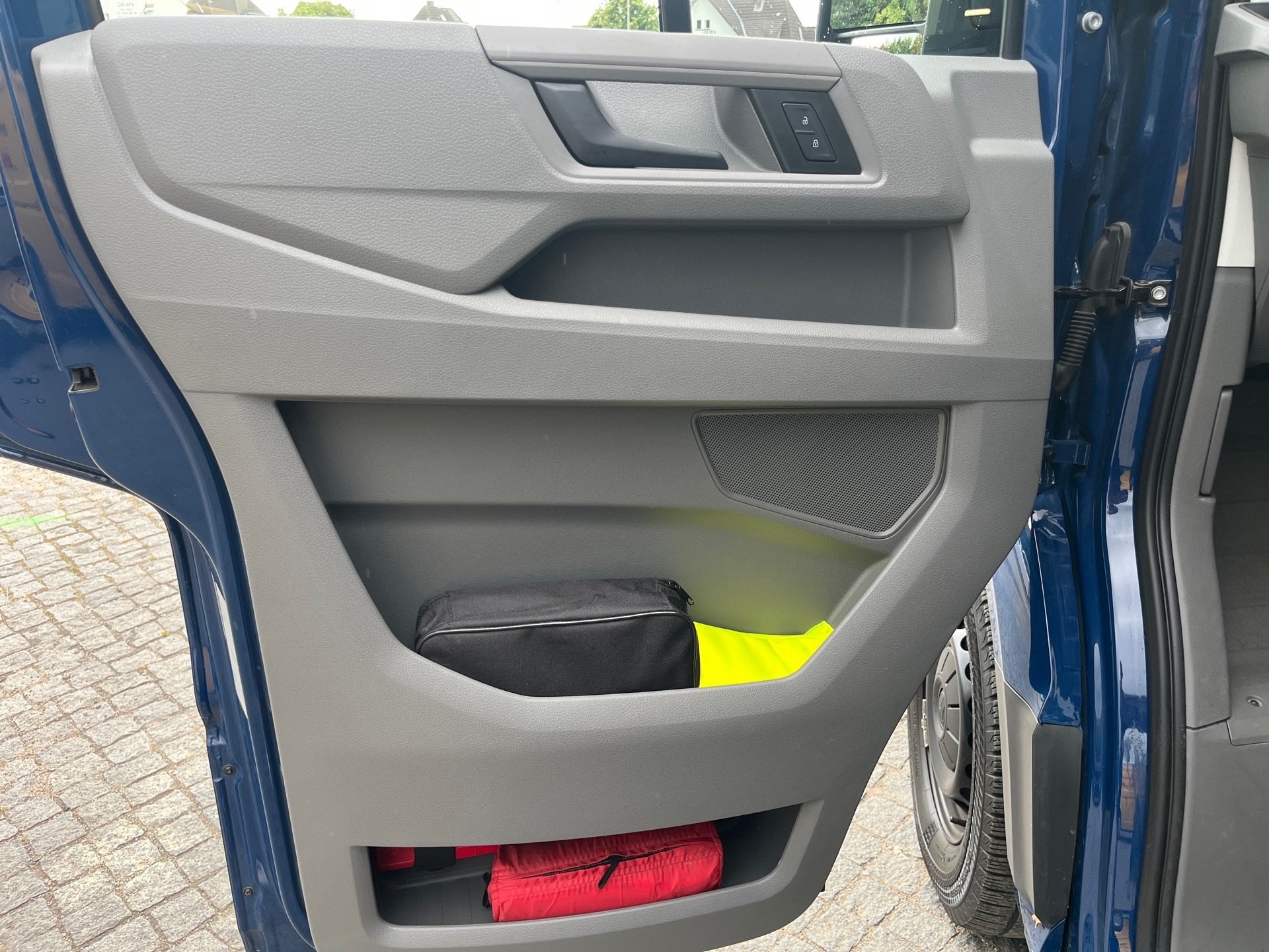 Crafter TDI+8 SITZE+ROLLSTUHL BUS+ELEK. TRITTSTUFE+KLIMA+RADIO+FENSTERPAKET