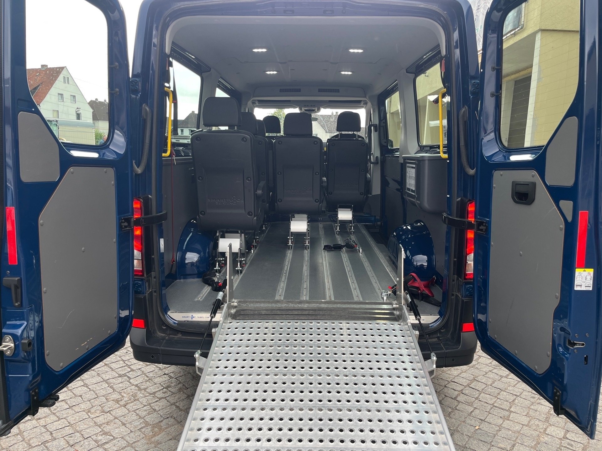 Crafter TDI+8 SITZE+ROLLSTUHL BUS+ELEK. TRITTSTUFE+KLIMA+RADIO+FENSTERPAKET