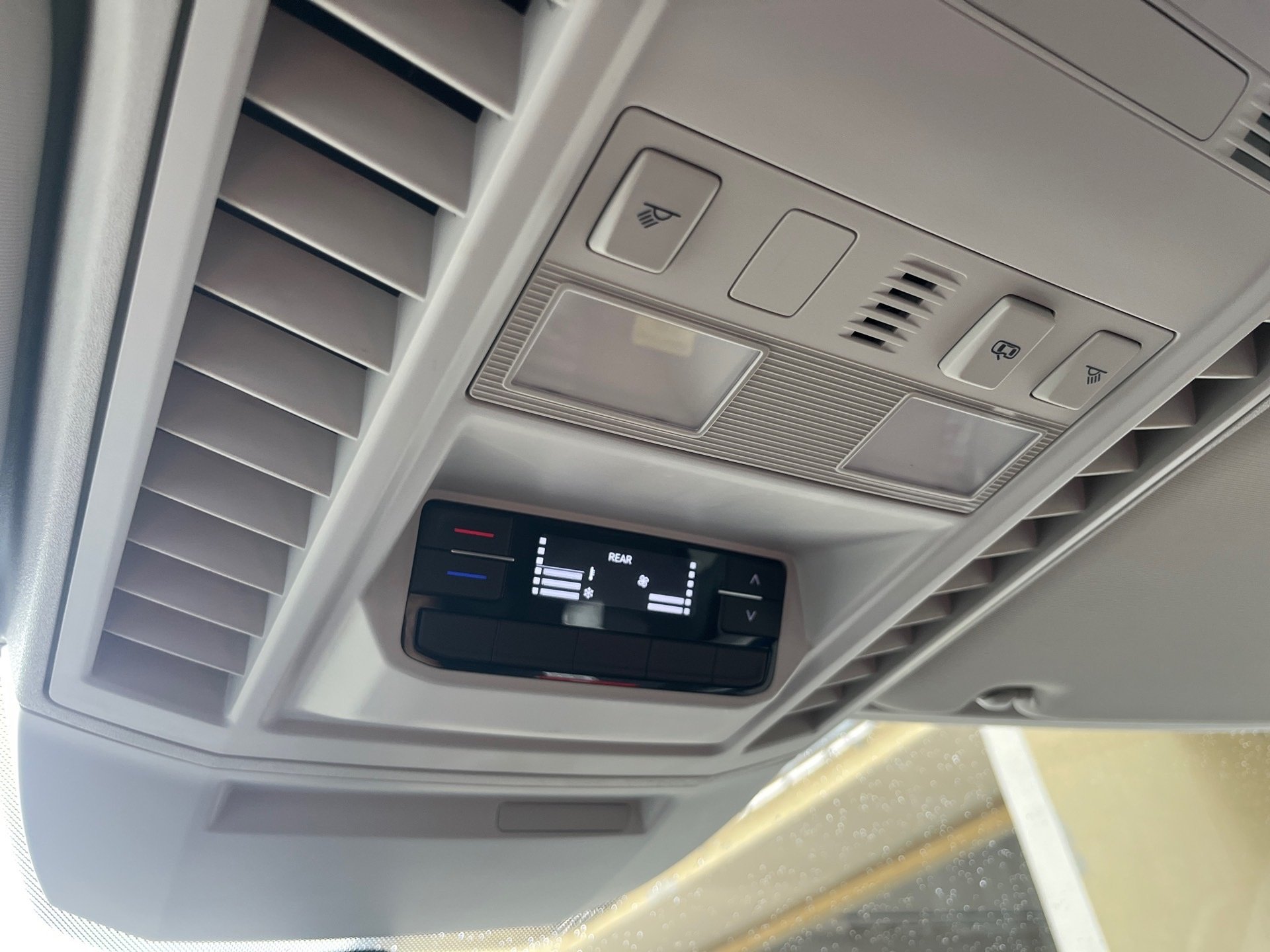 Crafter TDI+8 SITZE+ROLLSTUHL BUS+ELEK. TRITTSTUFE+KLIMA+RADIO+FENSTERPAKET
