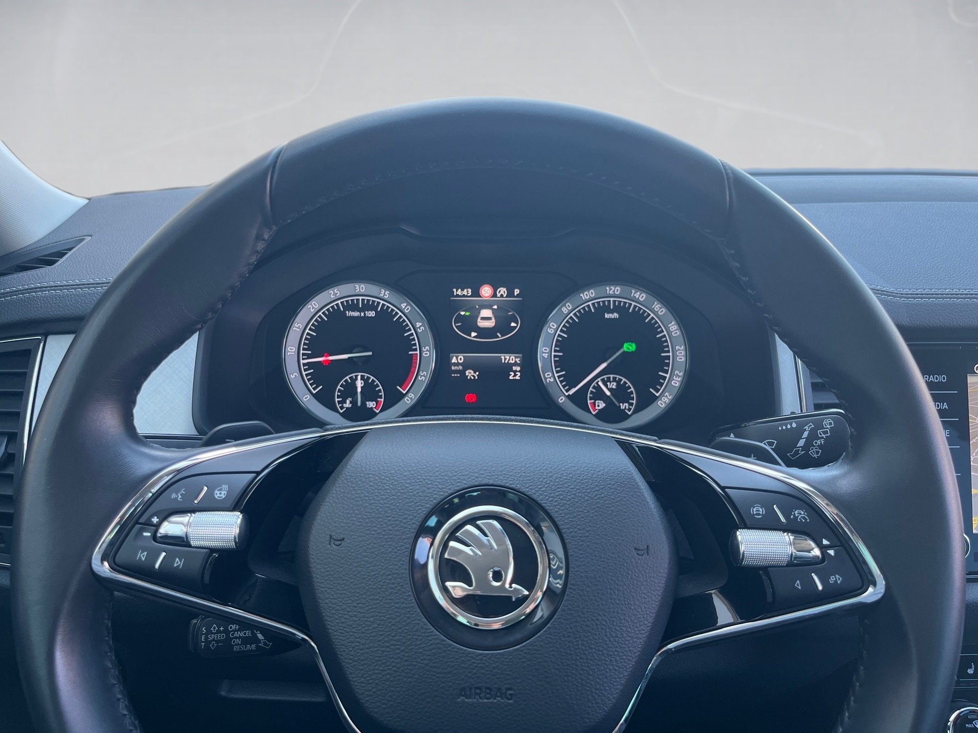 Kodiaq TOUR TDI DSG+ALU 19+AHK+RÜCKFAHRKAMERA+ACC+LED-MATRIX+NAVI+SMART LINK