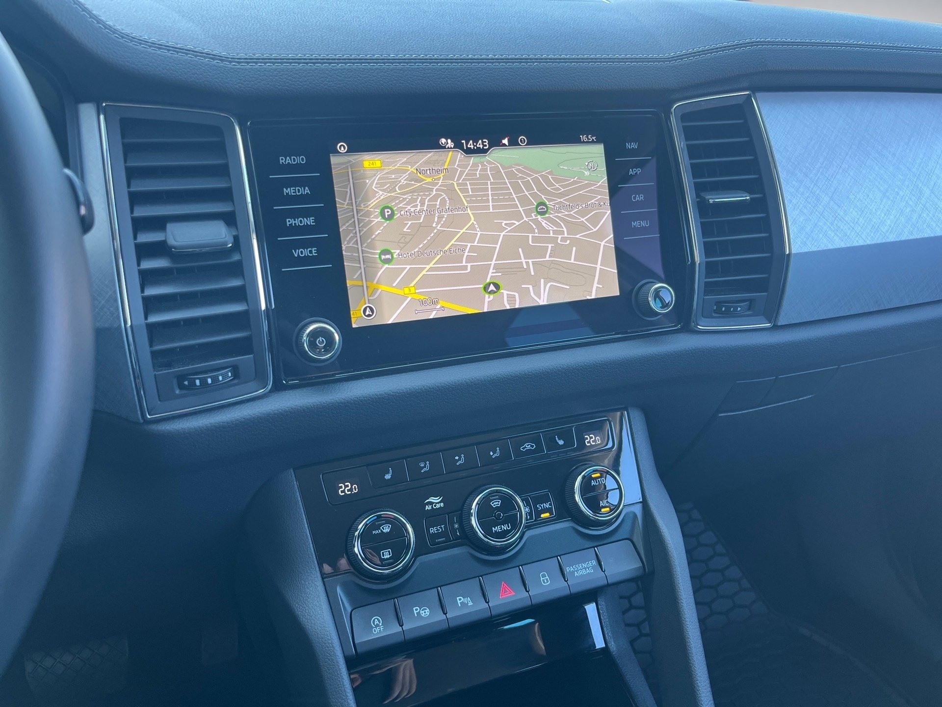 Kodiaq TOUR TDI DSG+ALU 19+AHK+RÜCKFAHRKAMERA+ACC+LED-MATRIX+NAVI+SMART LINK