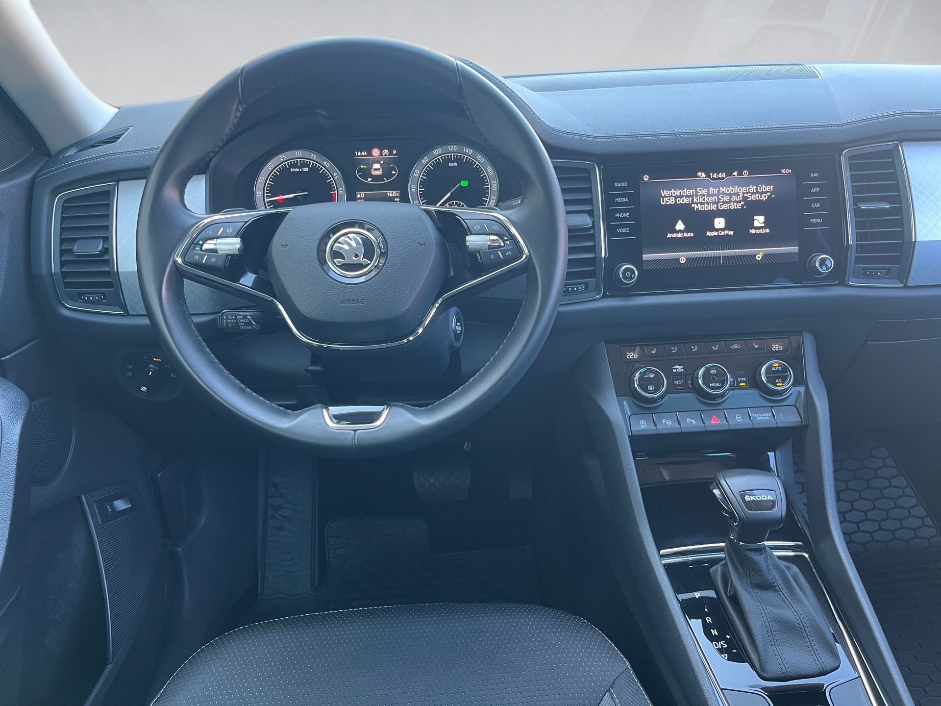 Kodiaq TOUR TDI DSG+ALU 19+AHK+RÜCKFAHRKAMERA+ACC+LED-MATRIX+NAVI+SMART LINK