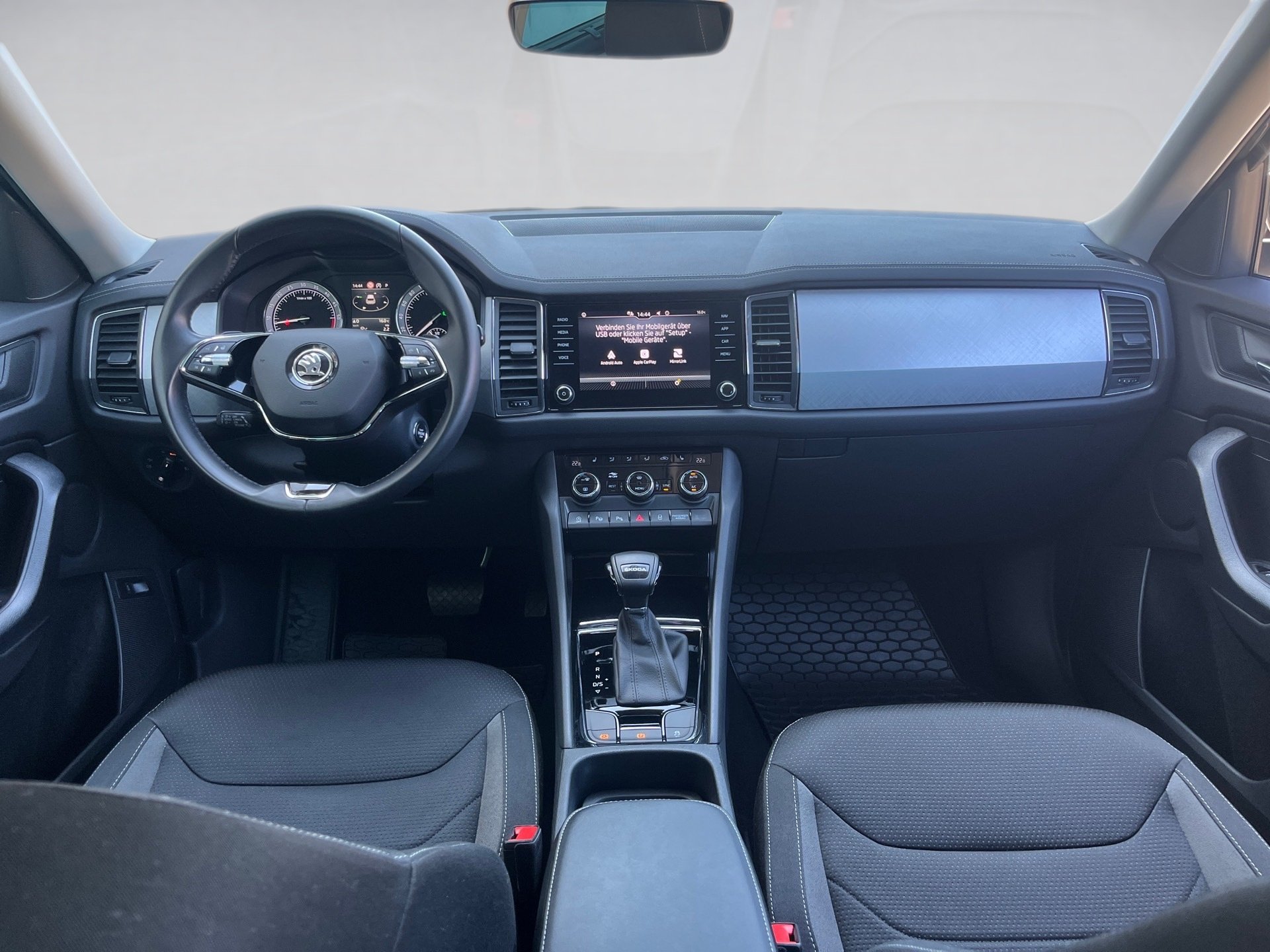 Kodiaq TOUR TDI DSG+ALU 19+AHK+RÜCKFAHRKAMERA+ACC+LED-MATRIX+NAVI+SMART LINK