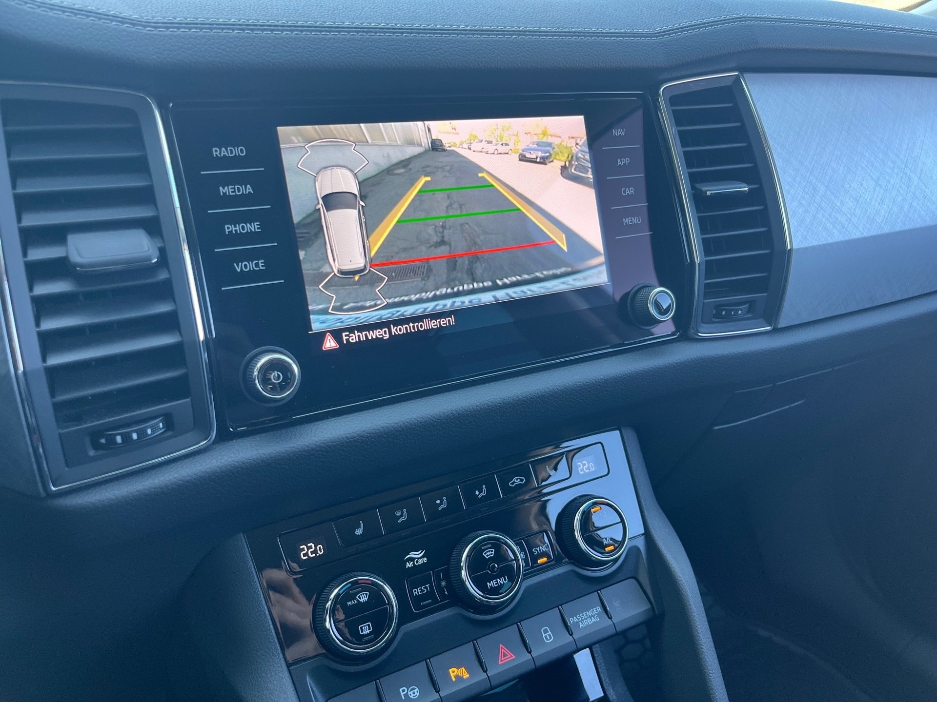 Kodiaq TOUR TDI DSG+ALU 19+AHK+RÜCKFAHRKAMERA+ACC+LED-MATRIX+NAVI+SMART LINK